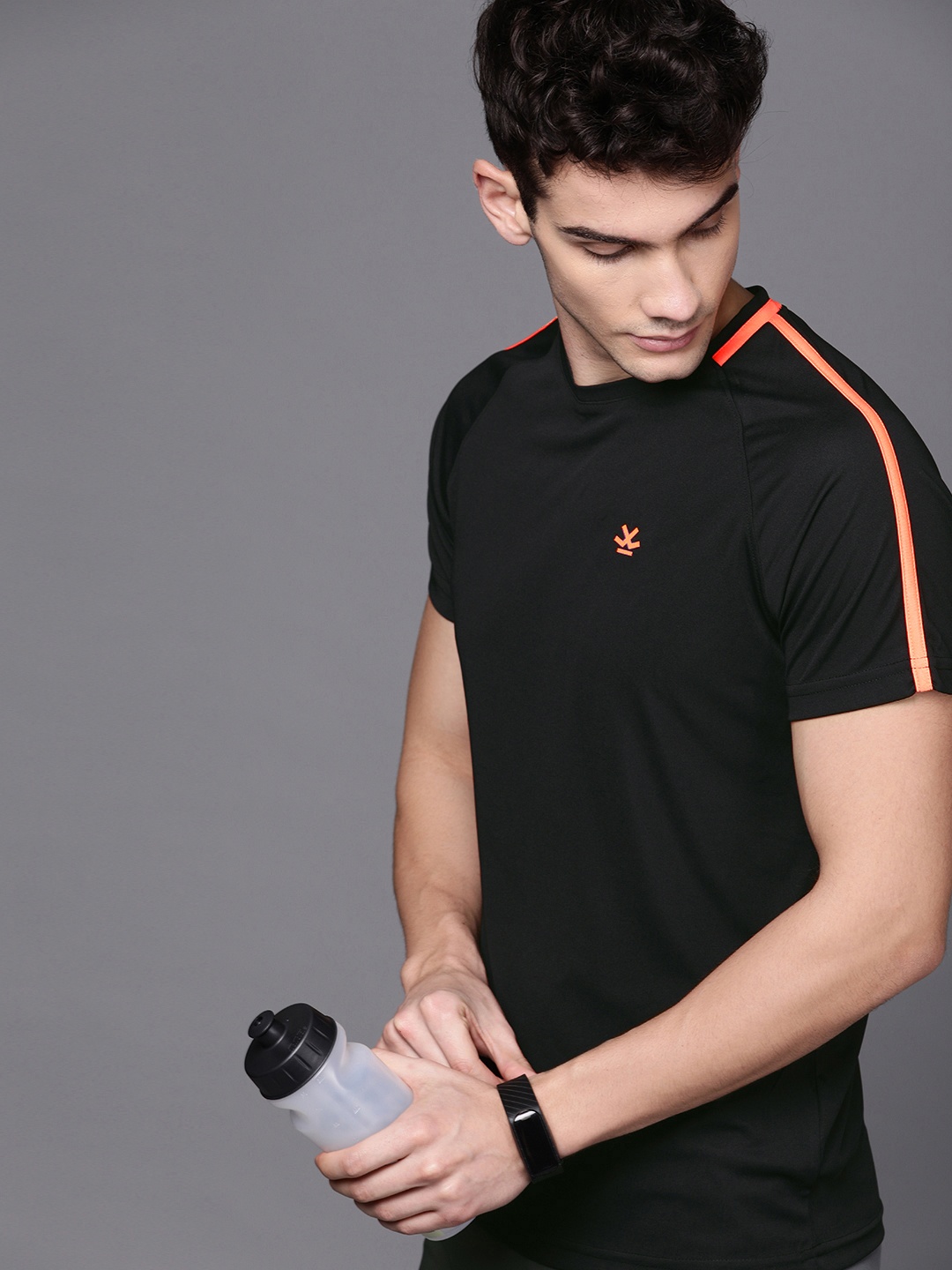 WROGN ACTIVE Men Black Solid Round Neck T-shirt