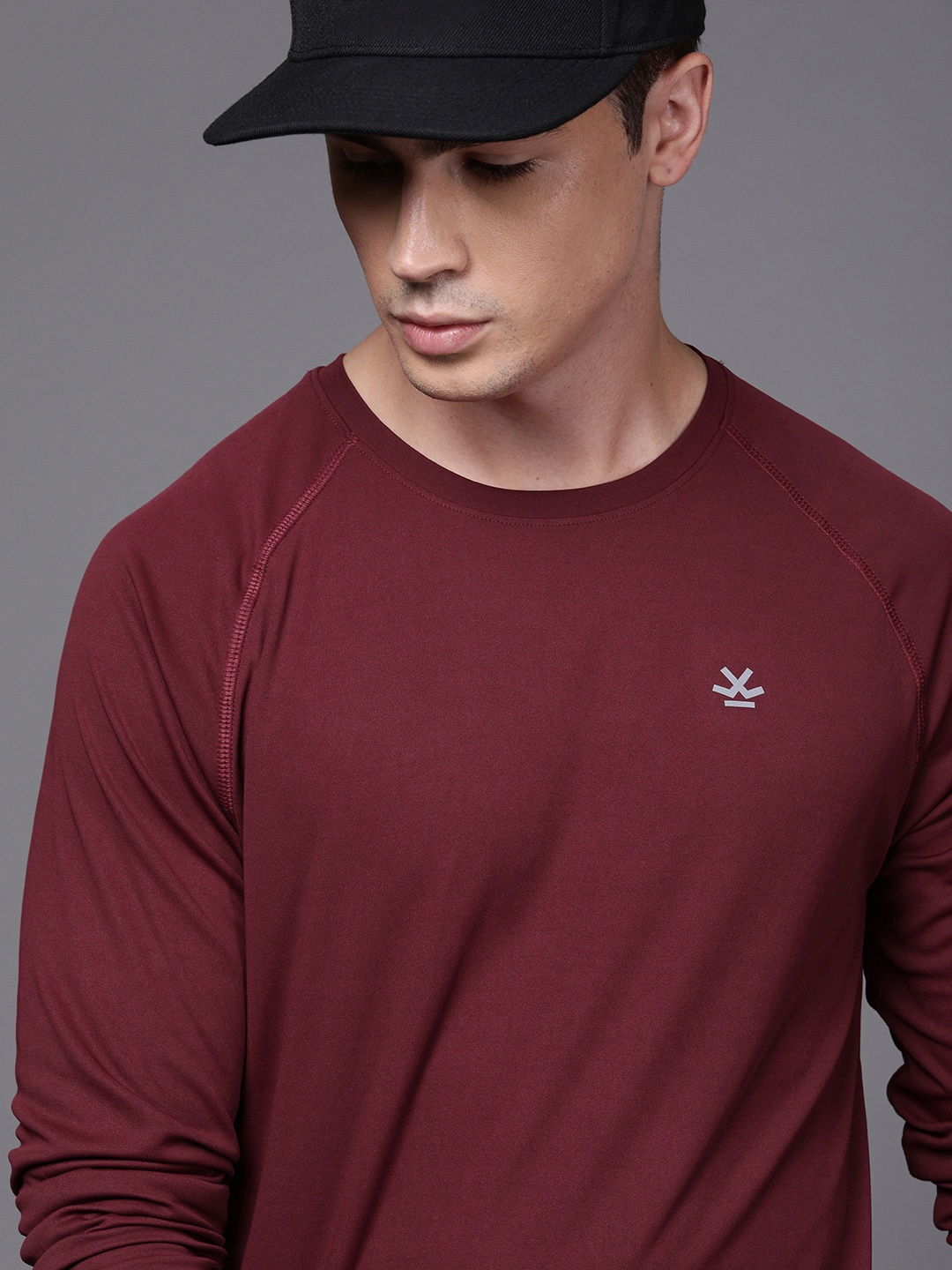 

WROGN ACTIVE Men Maroon Solid Round Neck T-shirt With Reflective Print