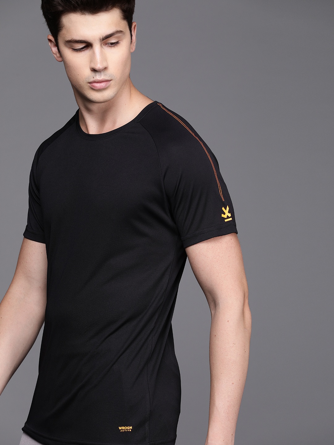 

WROGN ACTIVE Mens Black Solid Sports Tshirt