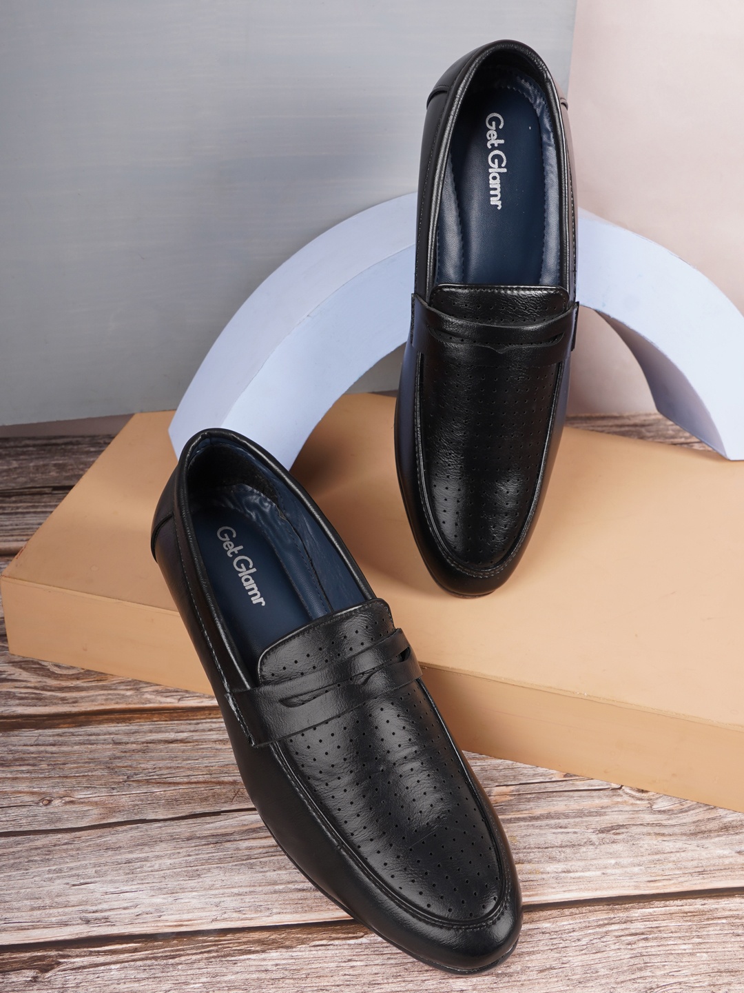 

Get Glamr Men Black Loafers