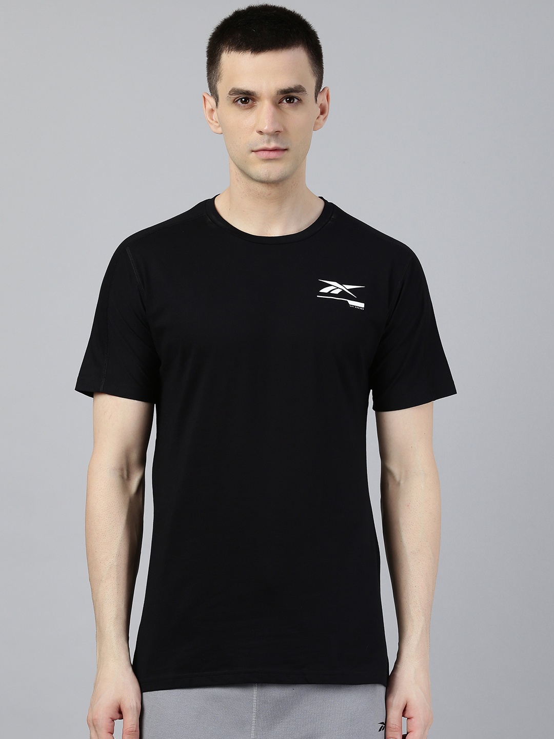 

Reebok Men Black Solid Slim Fit Speewick Graphic Move Training T-shirt