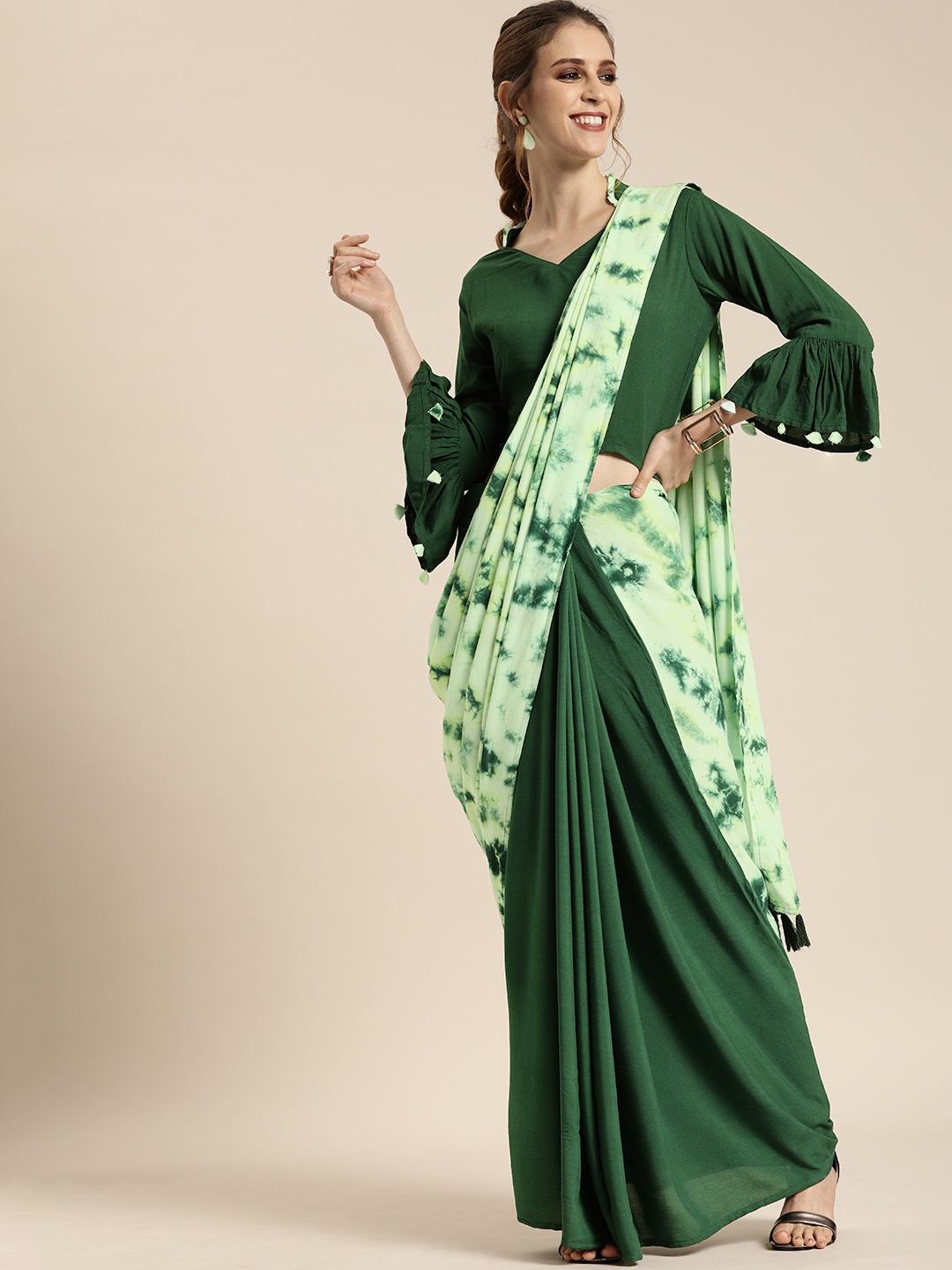 

Nayo Green Dyed Pure Cotton Saree With Semi-Stitched Blouse