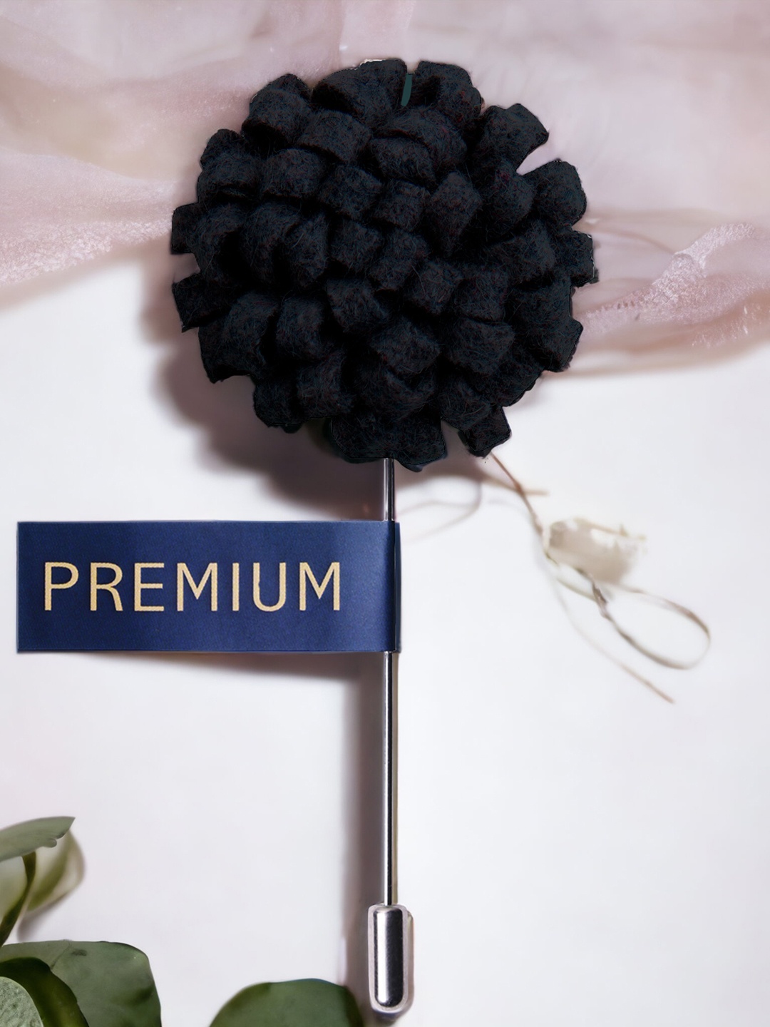 

PELUCHE Unisex Black A Glorious Crescendo Lapel Pin