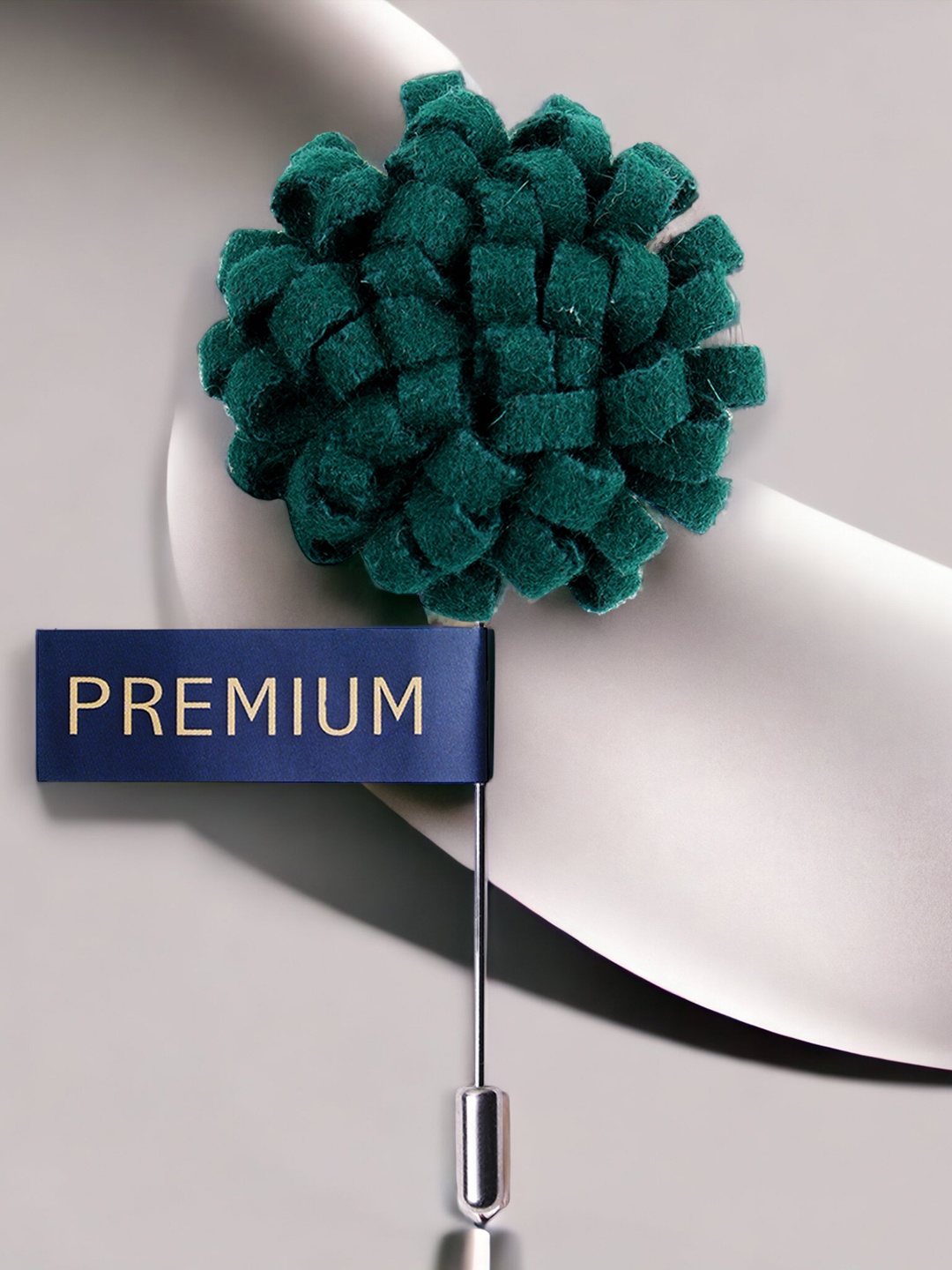 

PELUCHE Unisex Green & Silver-Toned A Glorious Crescendo Lapel Pin