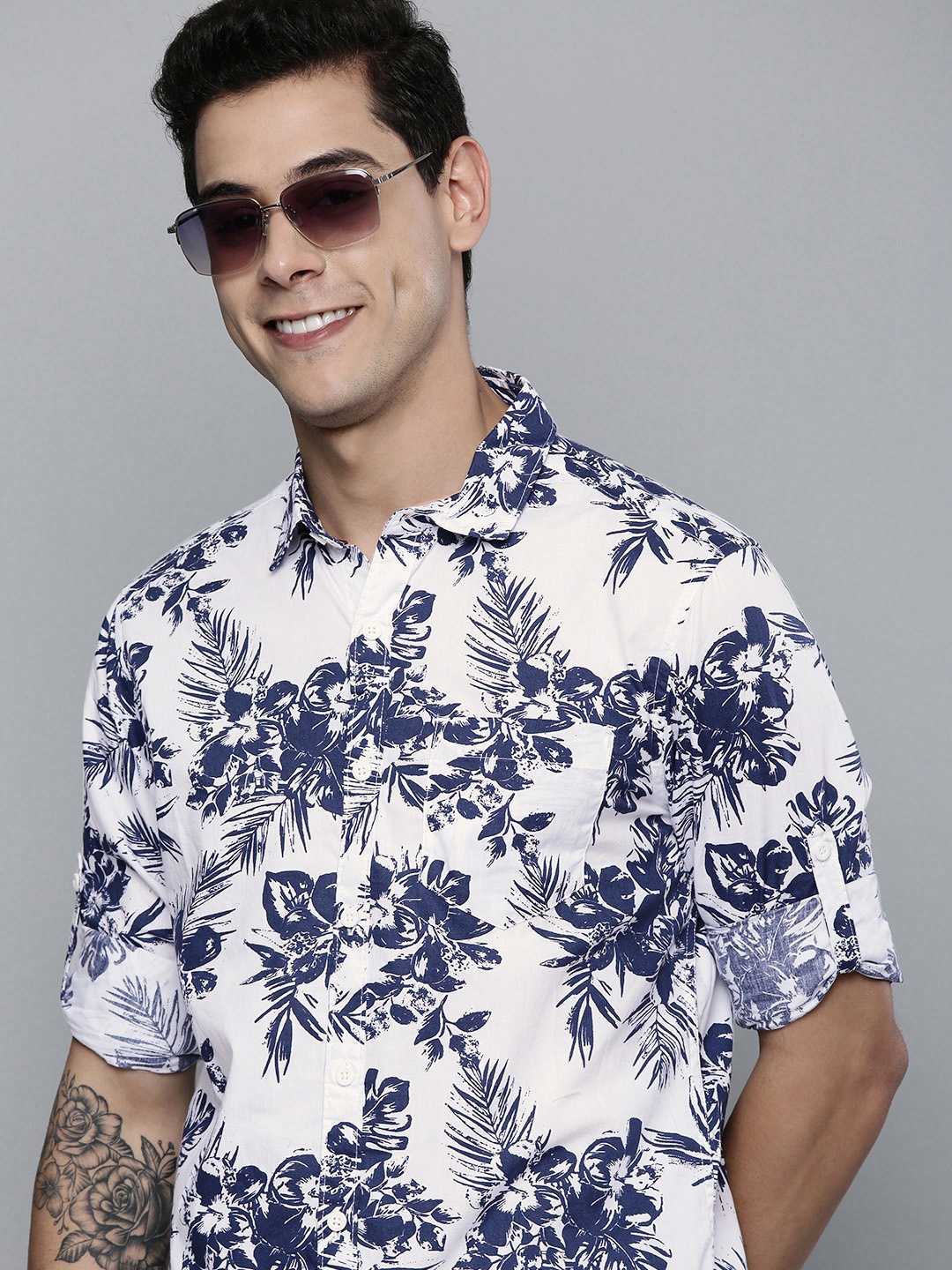 

HIGHLANDER Men White & Blue Slim Fit Floral Printed Casual Shirt