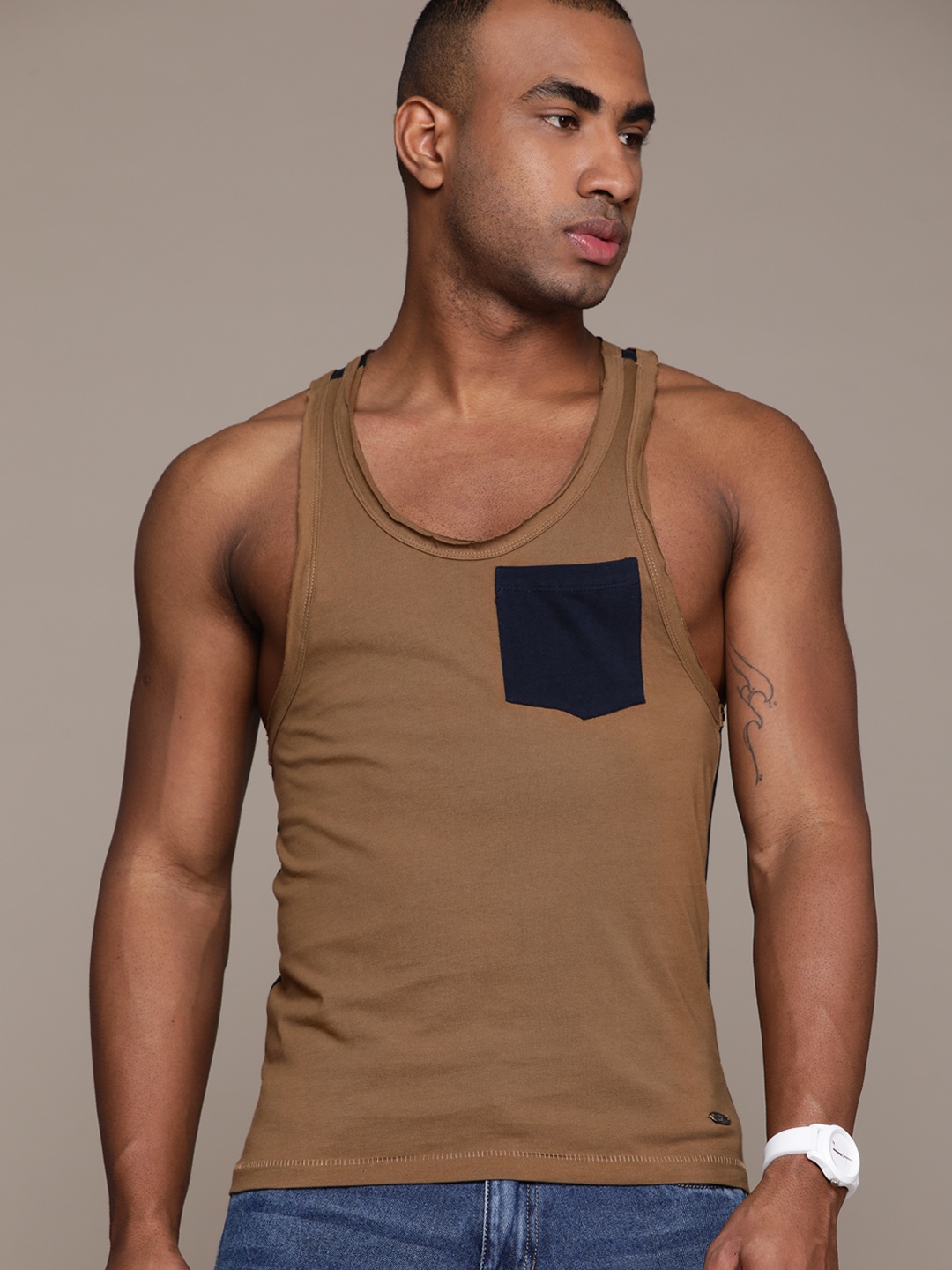 

The Roadster Lifestyle Co. Men Colourblocked T-shirt, Brown