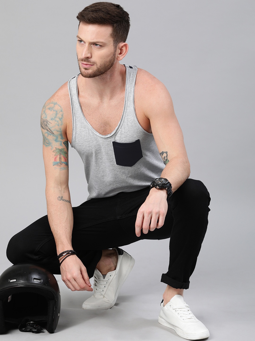 

Roadster Men Grey Melange Solid Scoop Neck T-shirt