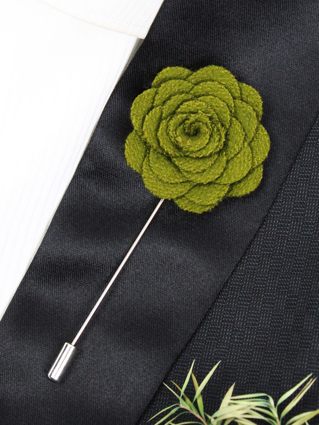 

PELUCHE Unisex Green & Silver-Toned Blooming Charm Lapel Pin