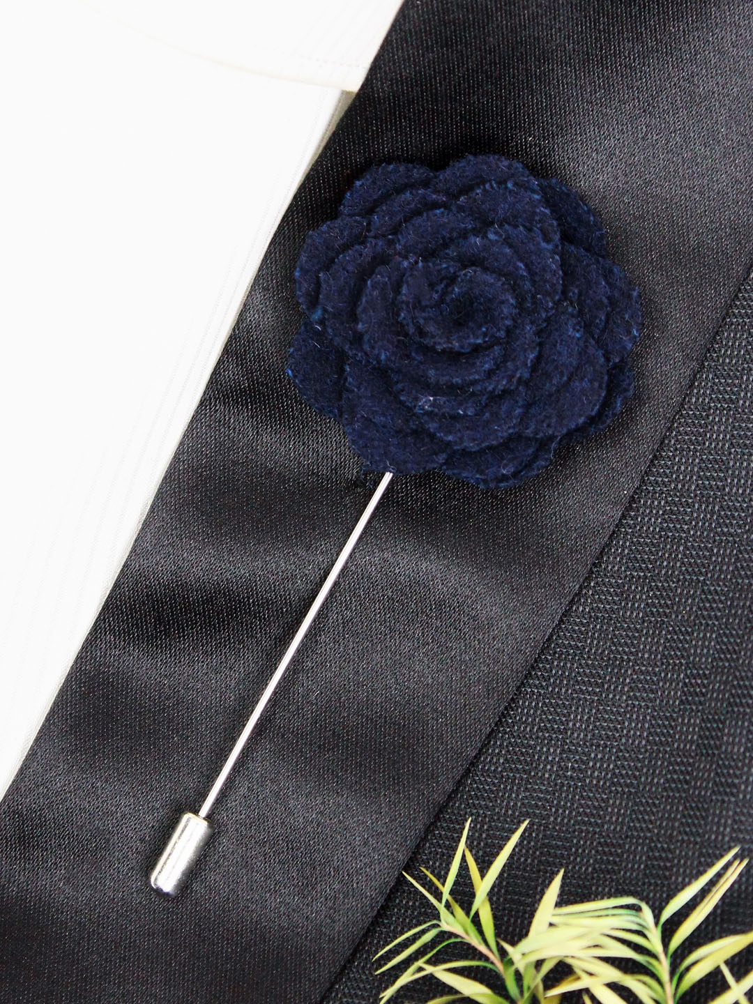 

PELUCHE Unisex Navy Blue & Silver-Toned Blooming Charm Lapel Pin