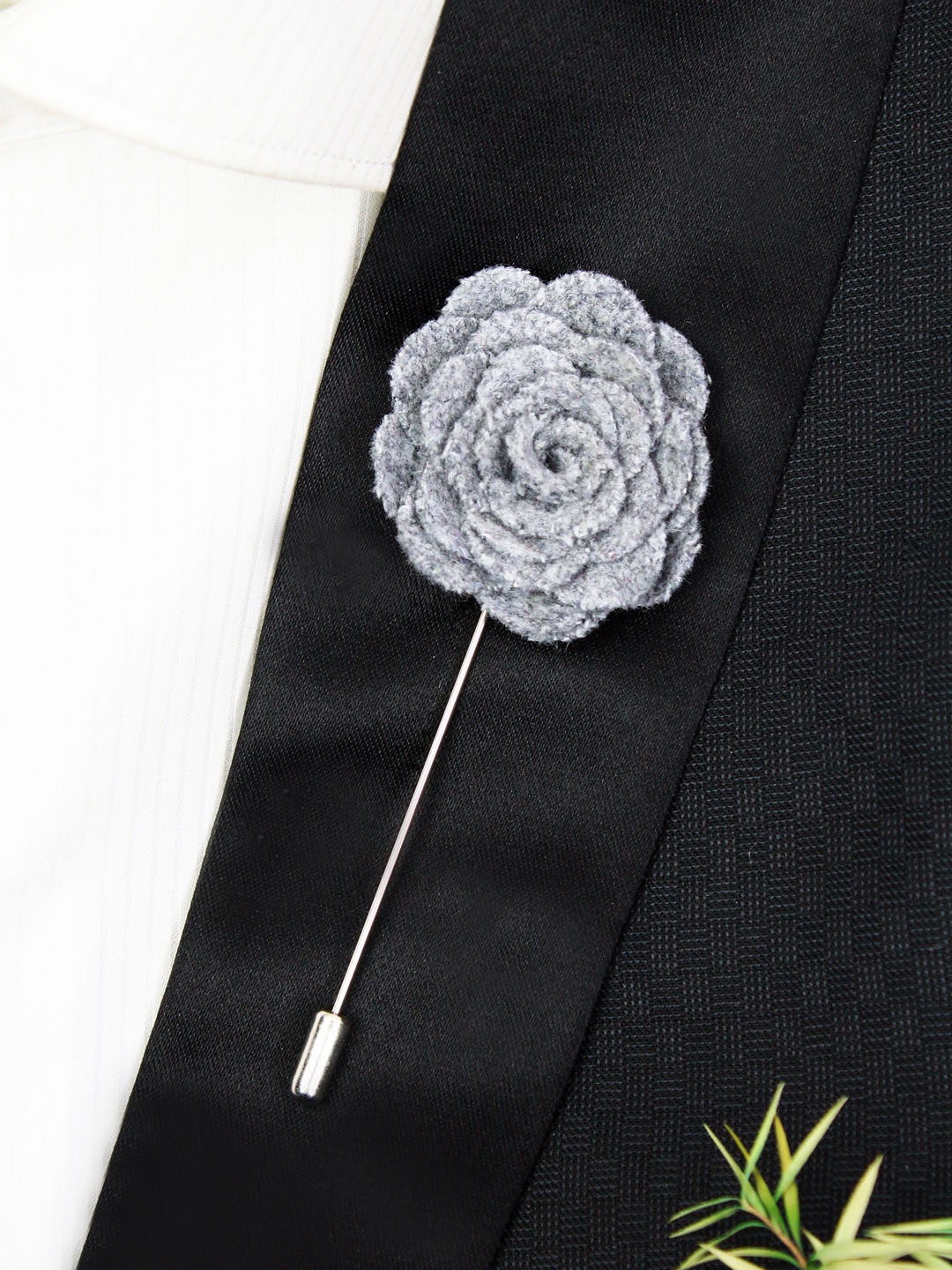

PELUCHE Unisex Grey & Silver-Toned Blooming Charm Lapel Pin