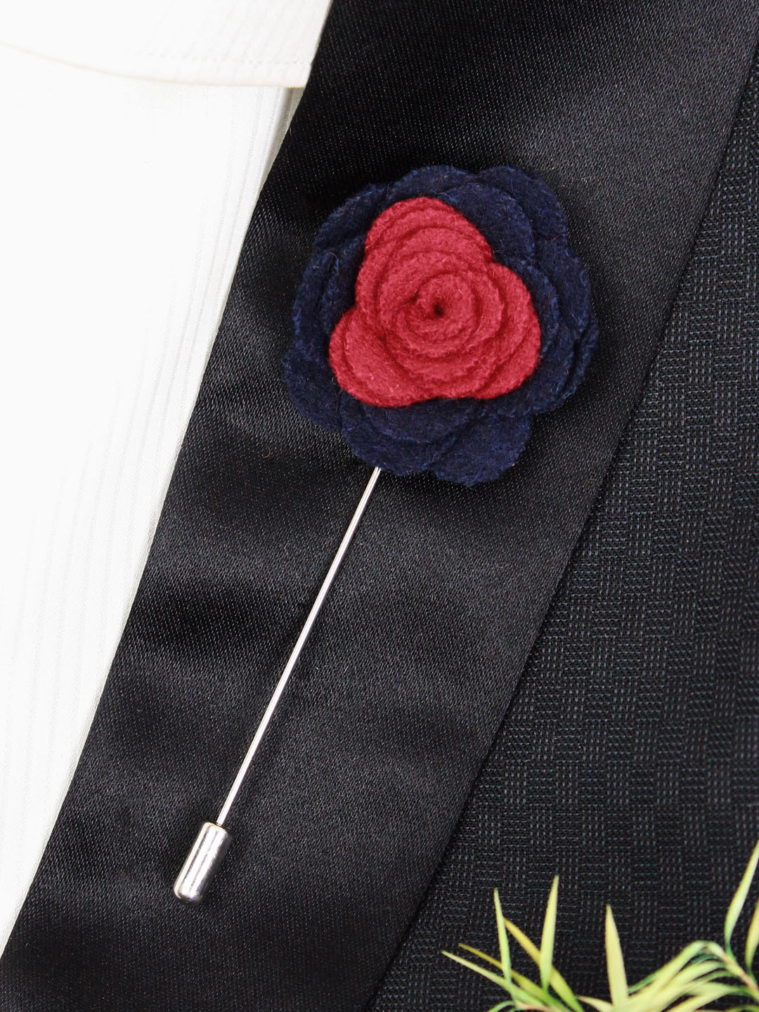 

PELUCHE Unisex Red & Navy Blue Graceful Bloom Lapel Pin