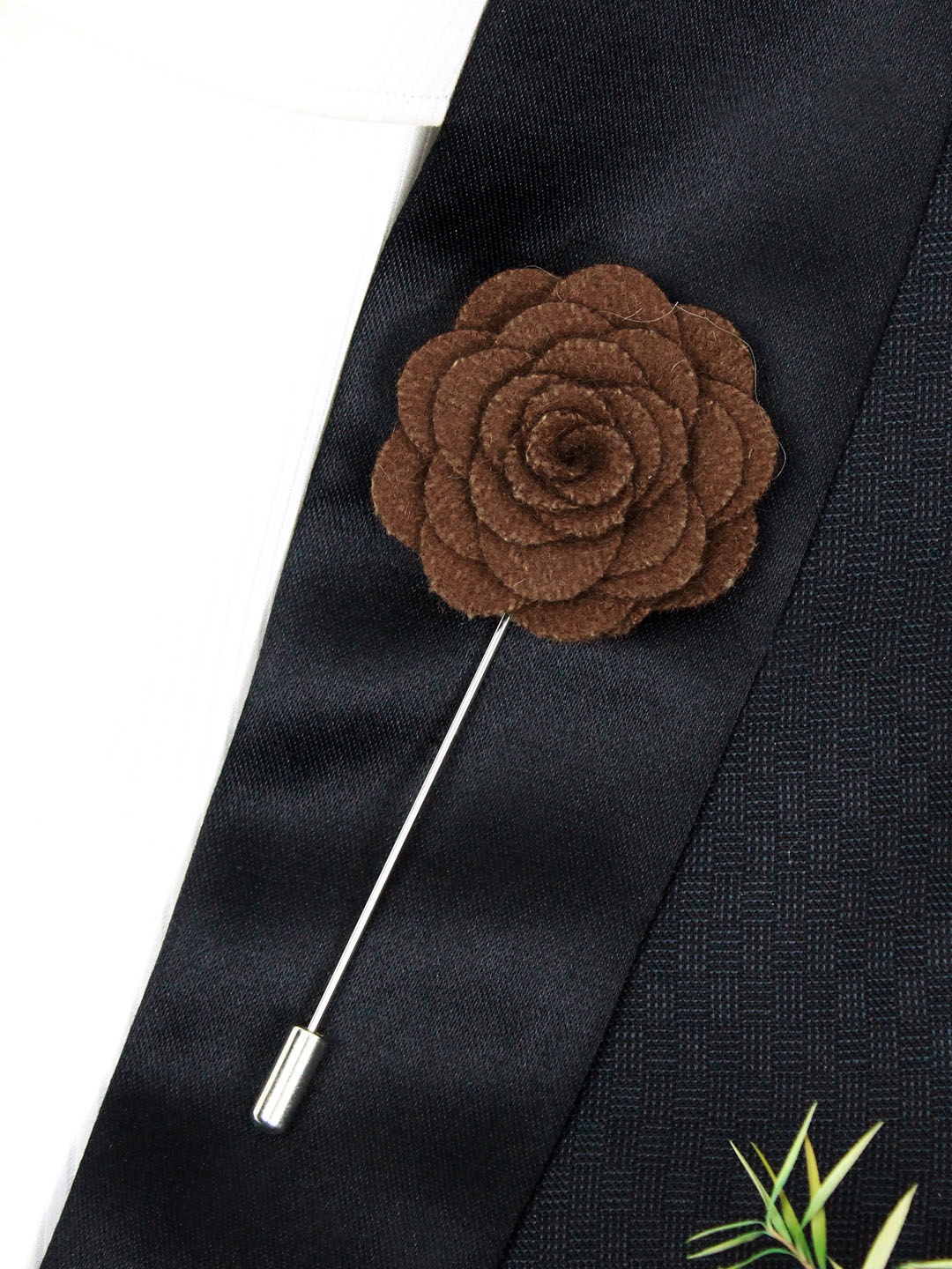

PELUCHE Unisex Brown & Silver-Toned Blooming Charm Lapel Pin