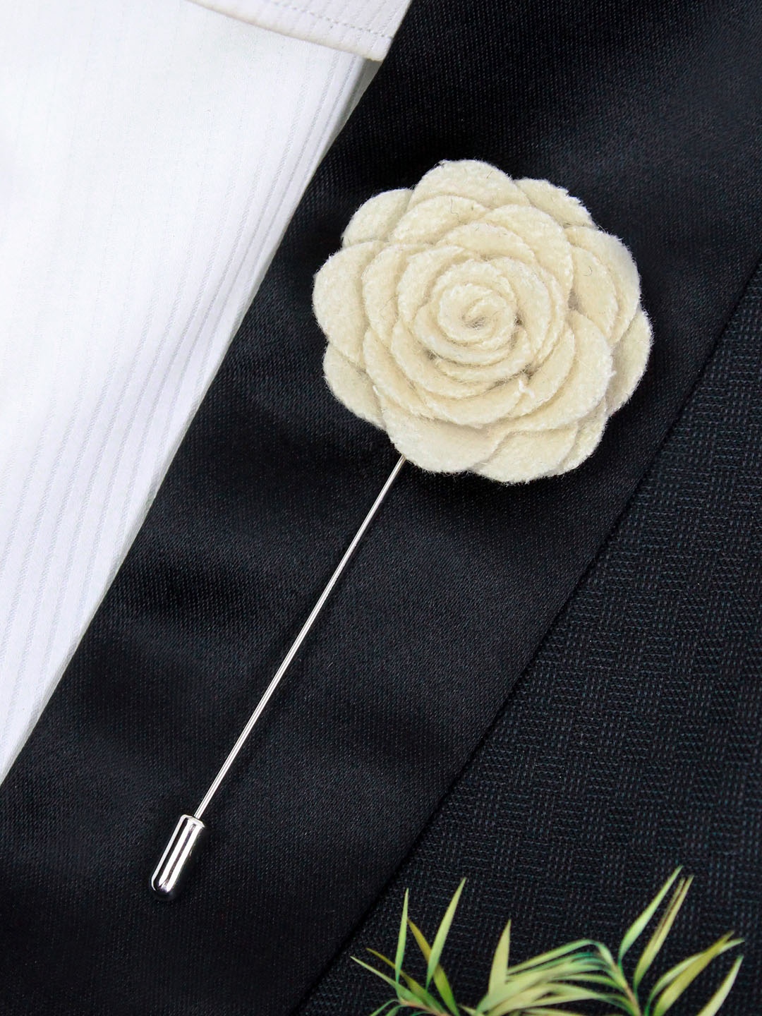 

PELUCHE Unisex Cream-Coloured & Silver-Toned Blooming Charm Lapel Pin