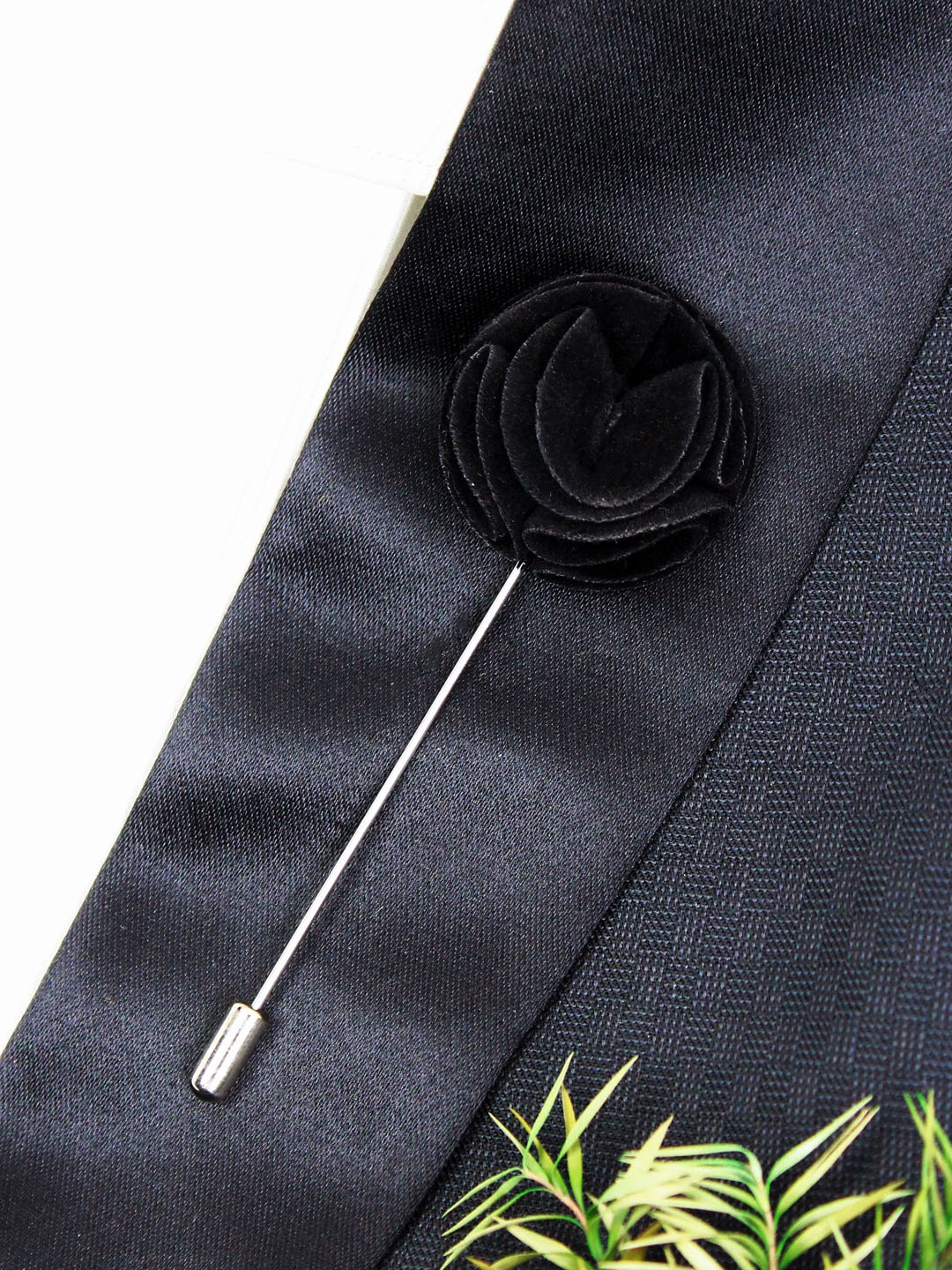 

PELUCHE Unisex Black & Silver-Toned Wonderful Tulip Lapel Pin
