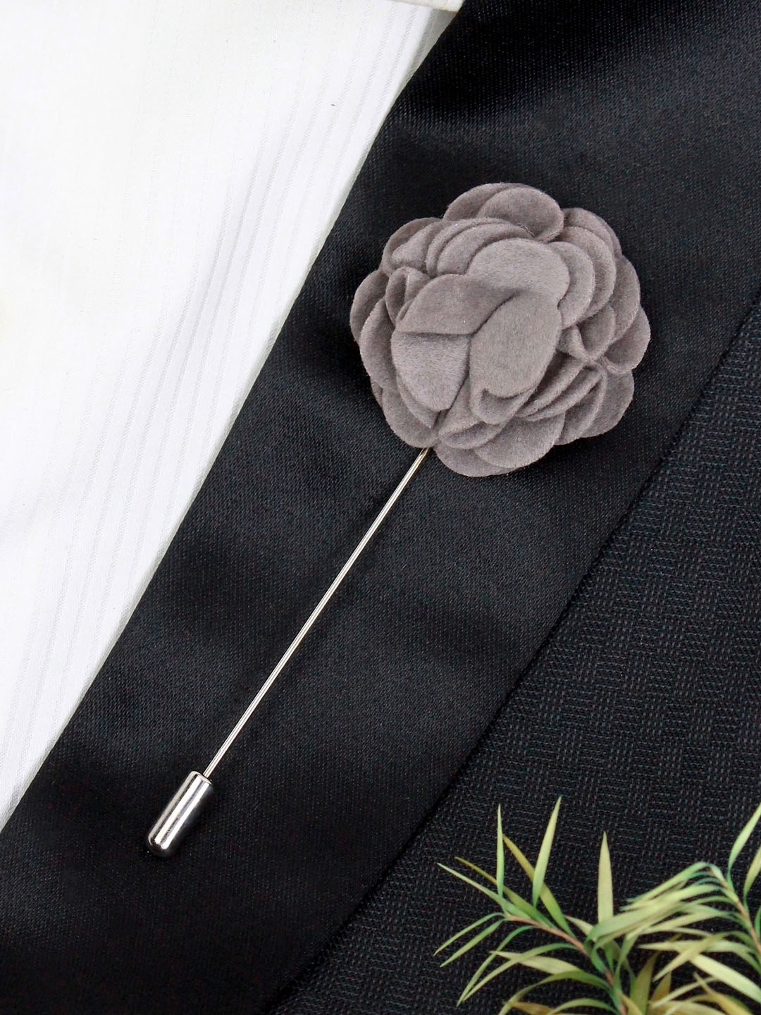 

PELUCHE Unisex Grey Floral Fondness Lapel Pin