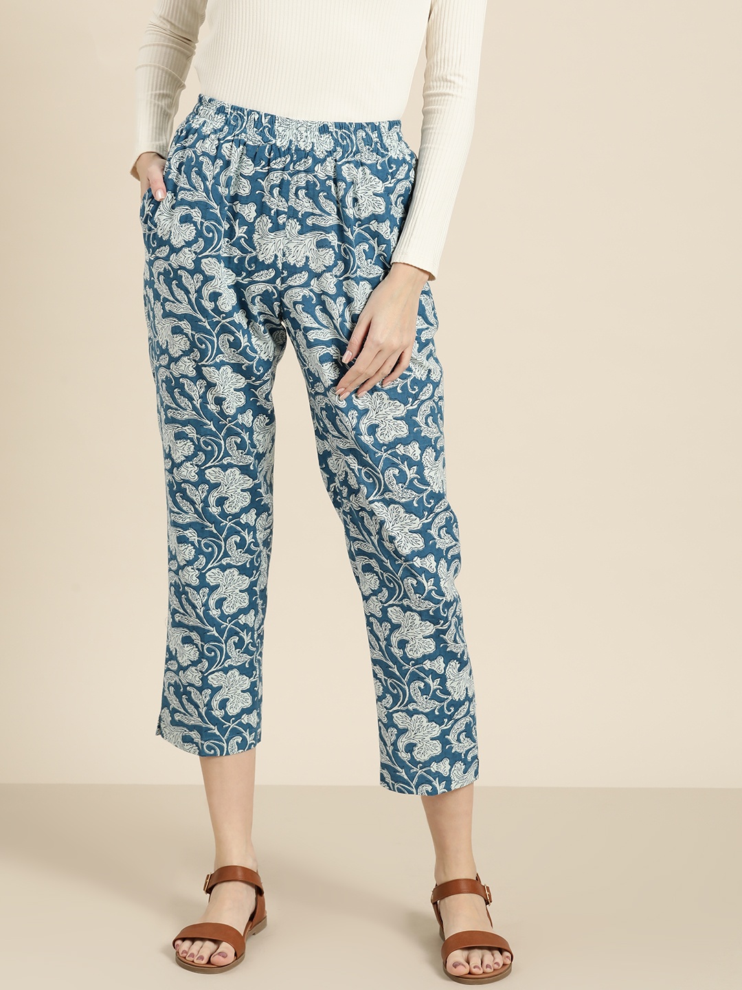 

Shae by SASSAFRAS Women Blue & White Regular Fit Printed Cropped Trousers