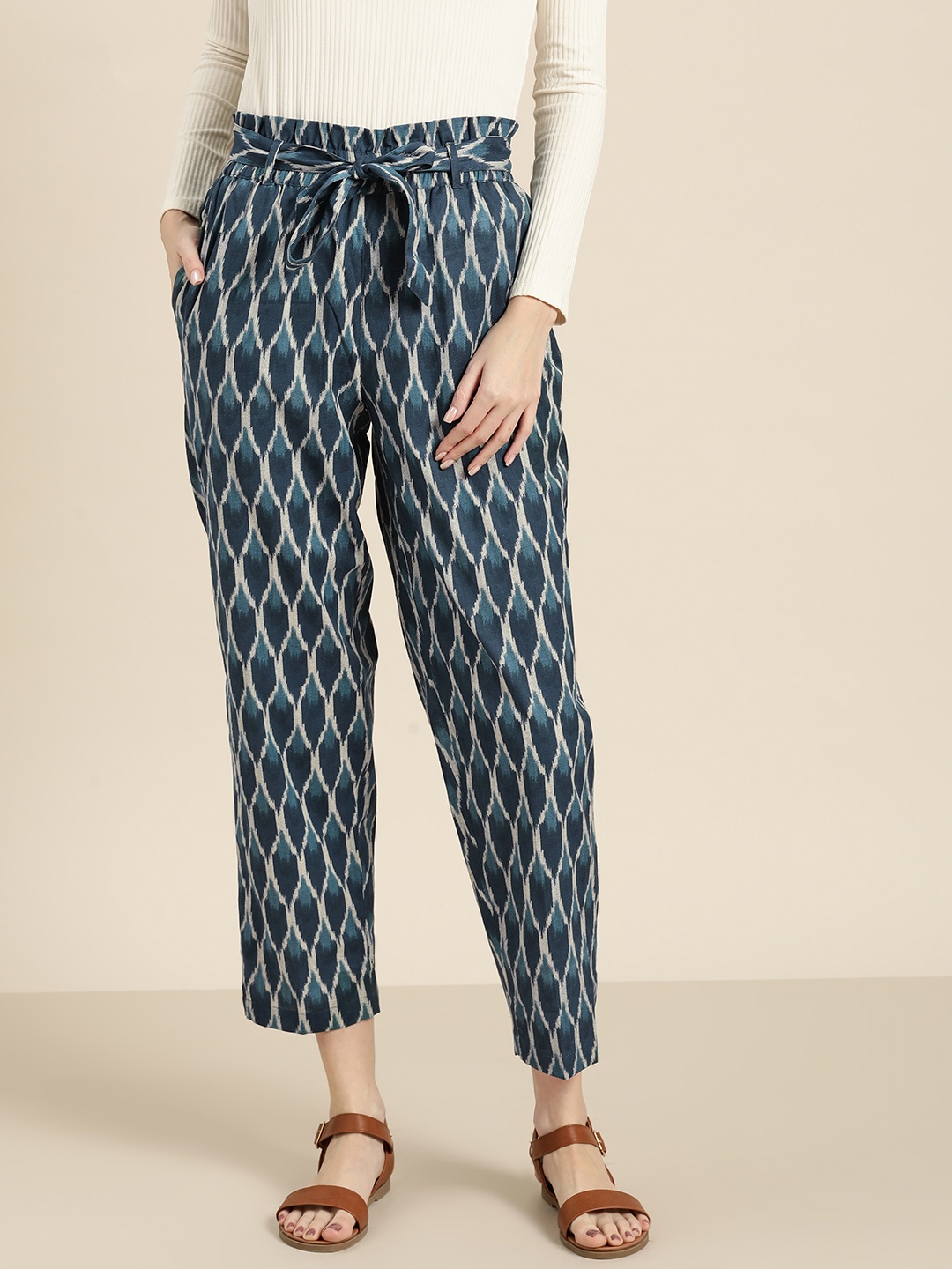 

Shae by SASSAFRAS Women Navy Blue & Off-White Ikat Printed Cropped Trousers