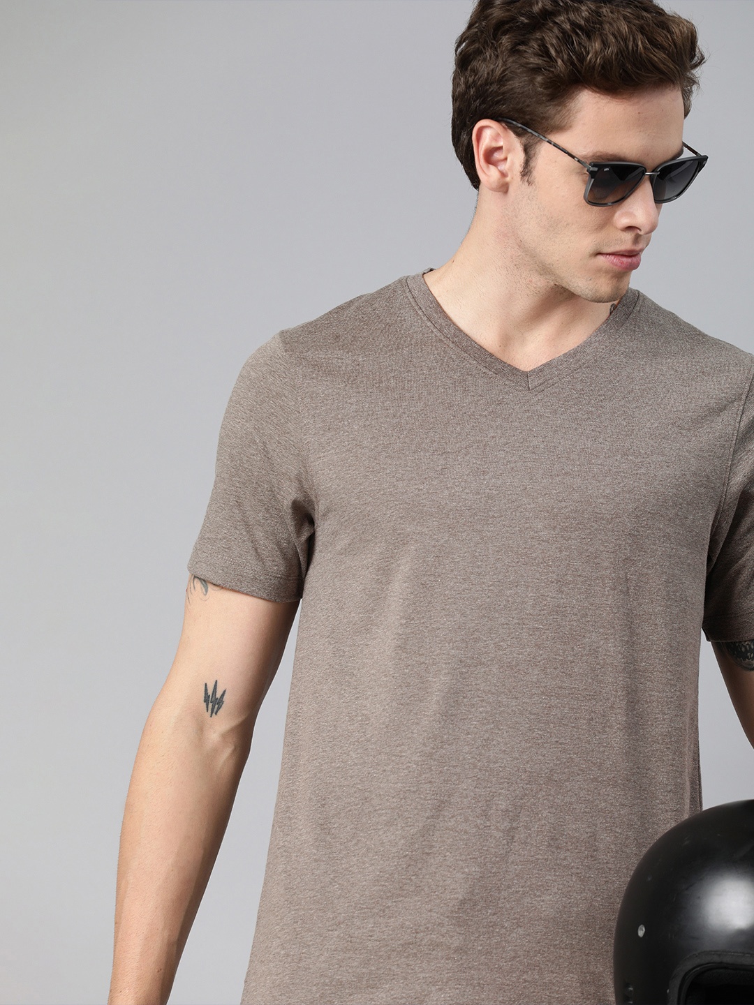 

Roadster Men Grey Solid V-Neck T-shirt