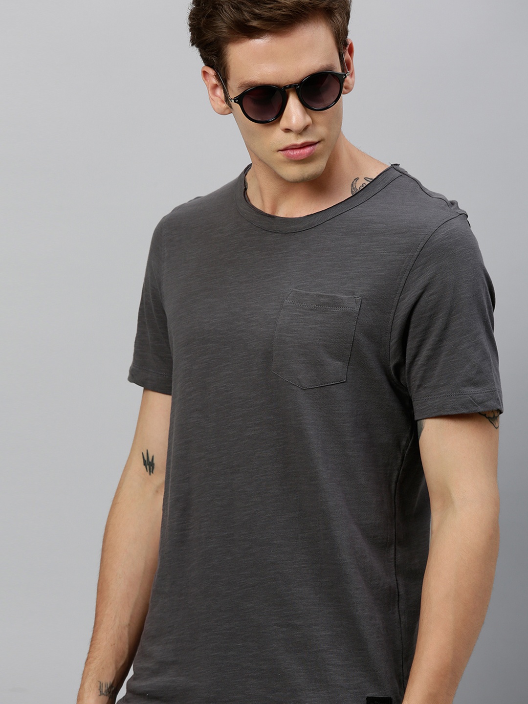 

Roadster Men Charcoal Grey Solid Round Neck Pure Cotton T-shirt