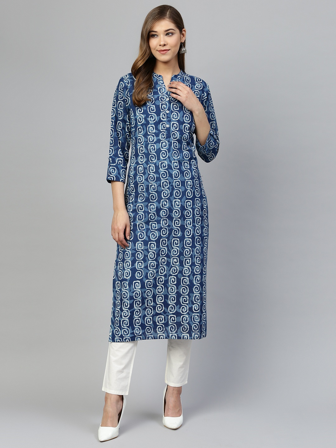 

Silai Bunai Women Blue Printed Straight Kurta