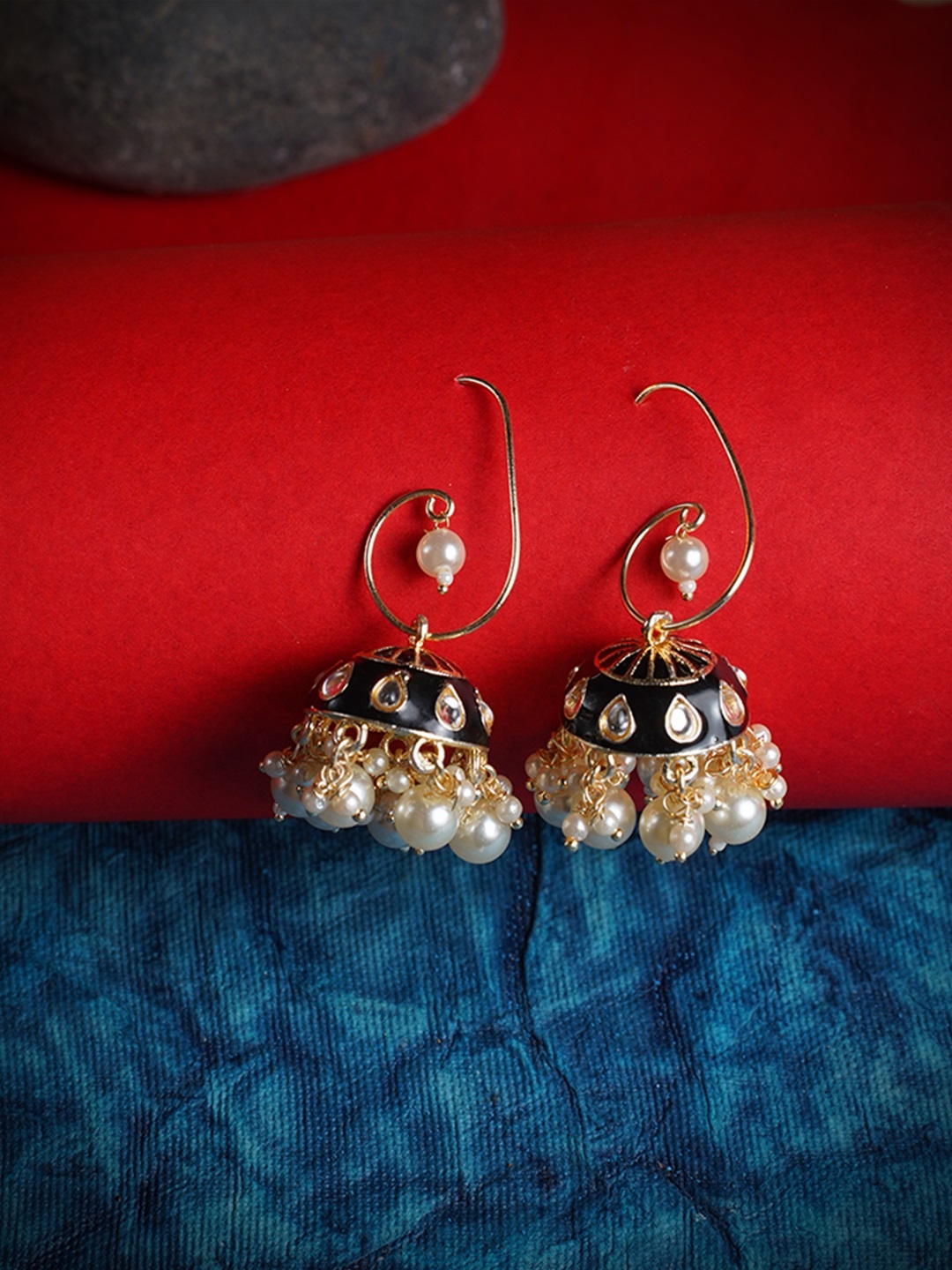 

LAIDA Black & Gold-Toned Gold Plated Black Kundan Embellished Dome Shaped Jhumkas