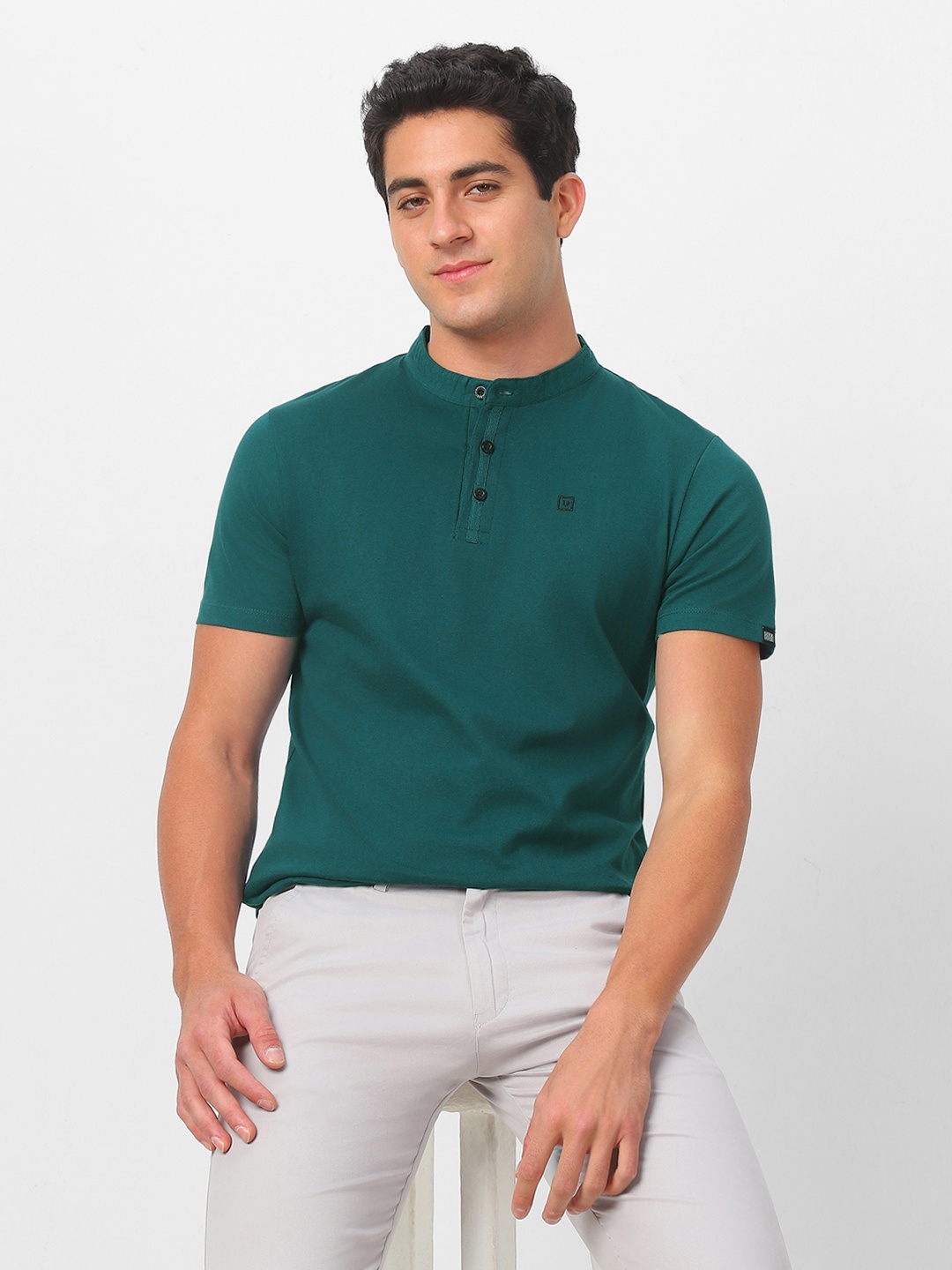 

Urbano Fashion Men Green Mandarin Collar Cotton Pure Cotton T-shirt