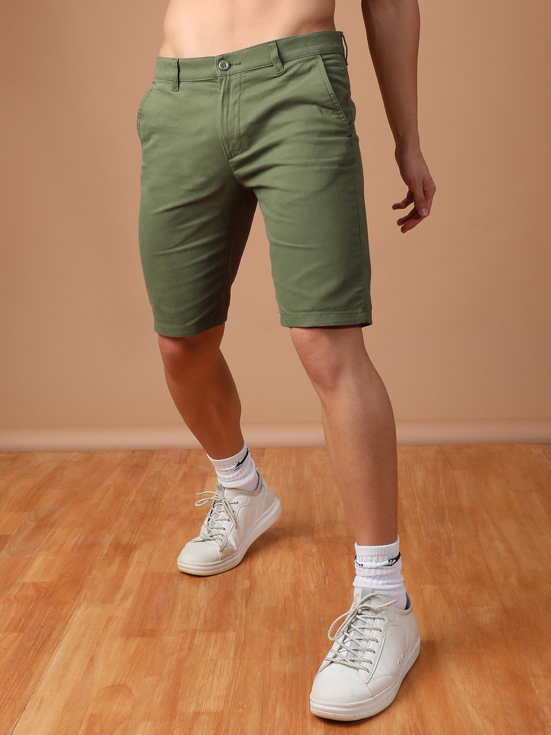 

The Indian Garage Co Men Green Solid Slim Fit Regular Shorts