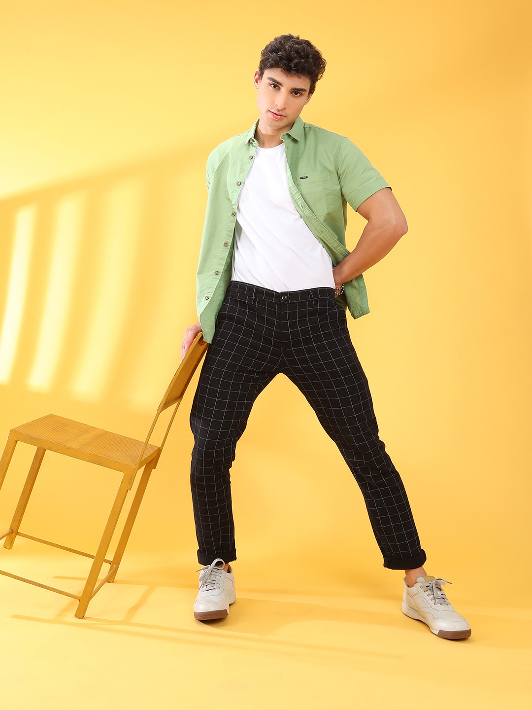 

The Indian Garage Co Men Black & White Slim Fit Checked Regular Trousers