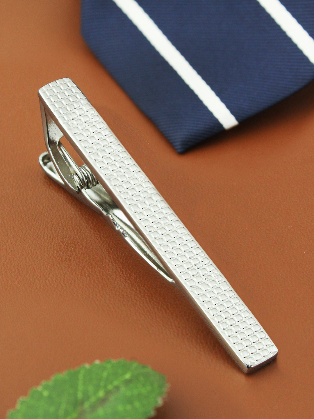 

PELUCHE Unisex Silver-Toned Slim Squares Tie Pin