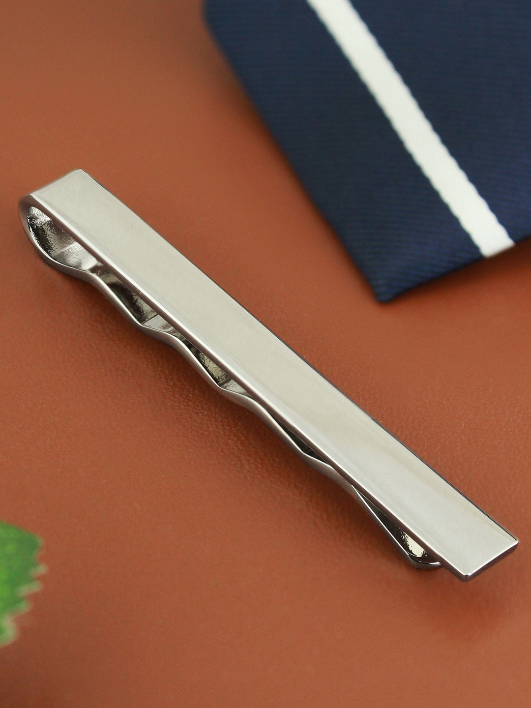 

PELUCHE Unisex Silver-Toned Twisted Tie Pin