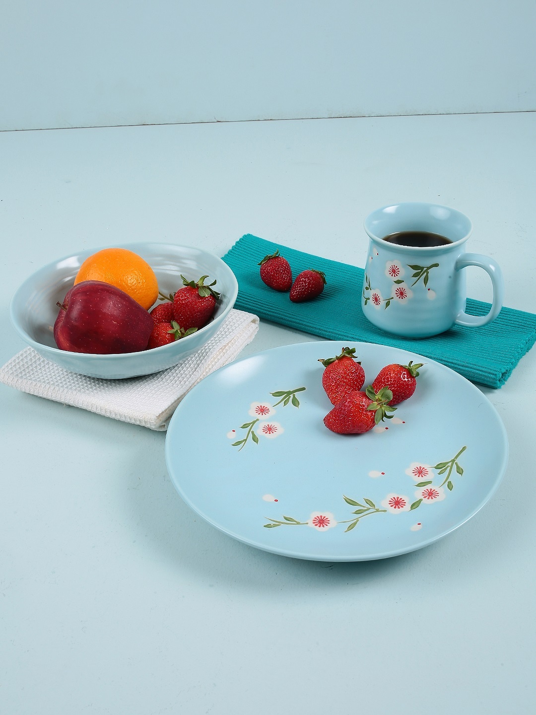 

Chumbak Blue Printed Porcelain Windy Flowers Light Breakfast Set