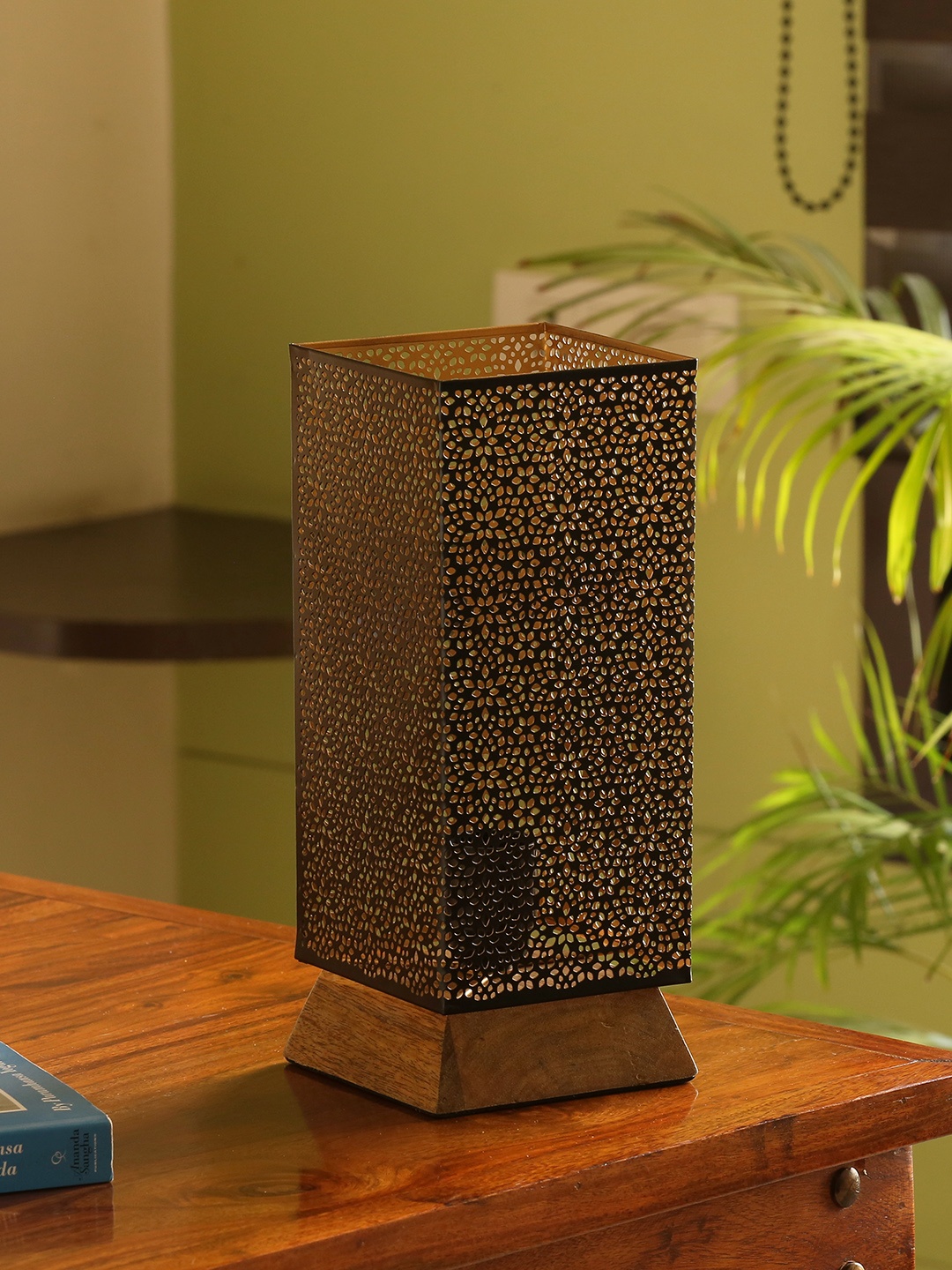 

ExclusiveLane Black Hand Etched Iron Mango Wooden Column Table Lamp