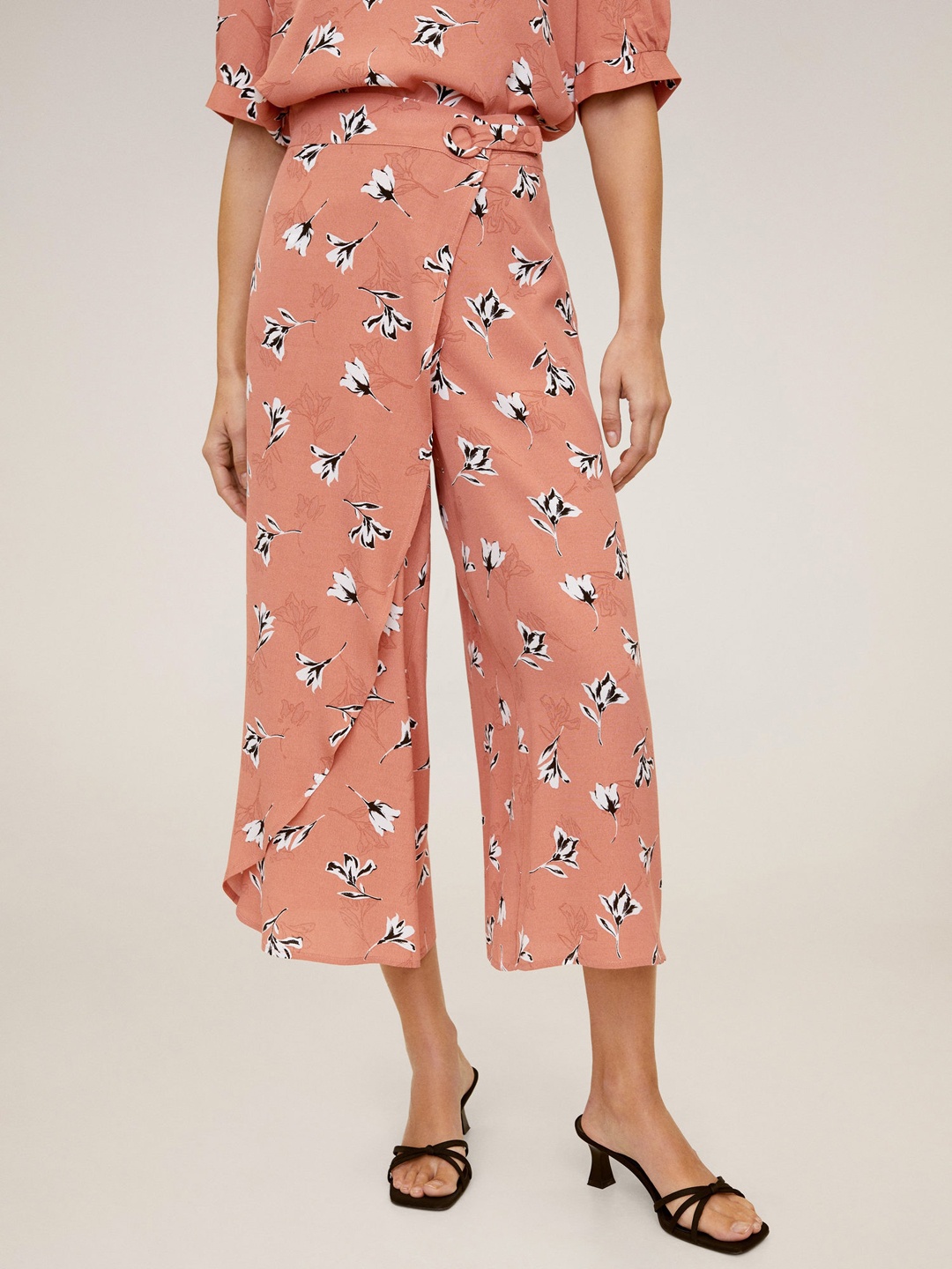 

MANGO Women Peach-Coloured & Black Regular Fit Floral Print Cropped Parallel Trousers