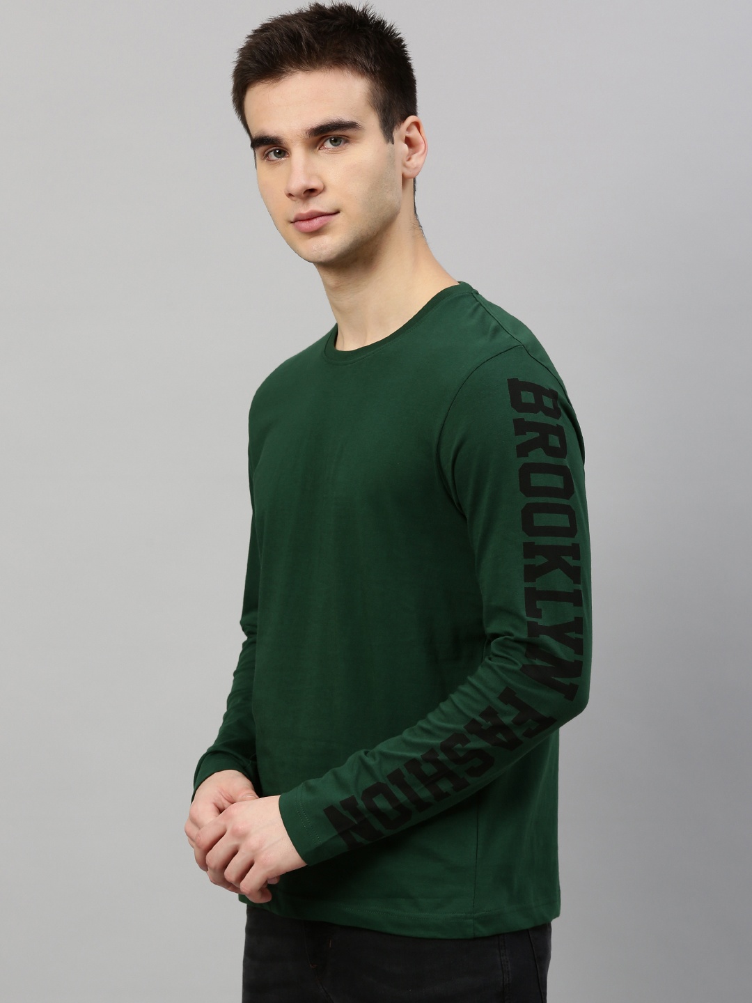 

HERENOW Men Green Solid Round Neck Pure Cotton T-shirt with Sleeve Print Detail