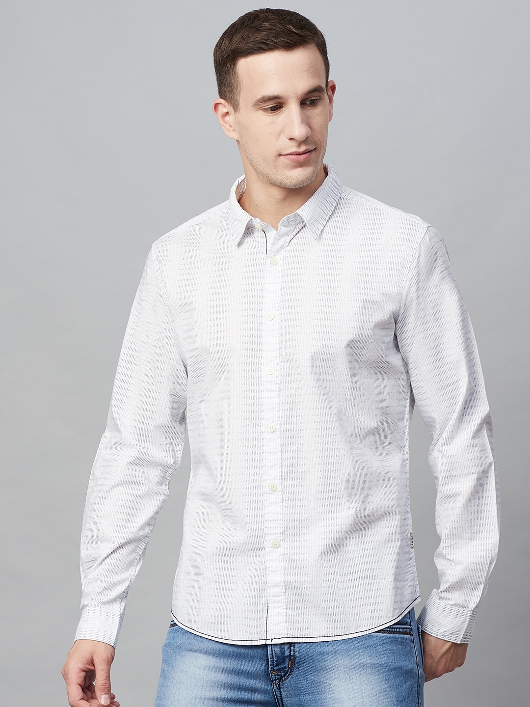 

BEAT LONDON by PEPE JEANS Men White & Navy Blue Slim Fit Printed Casual Shirt