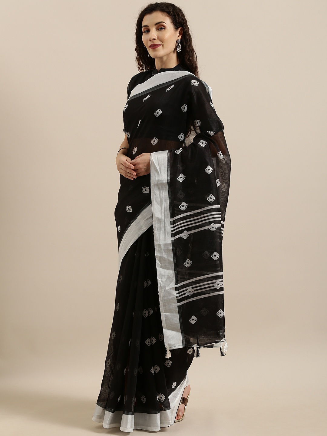 

SHAVYA Black & White Linen Blend Printed Saree