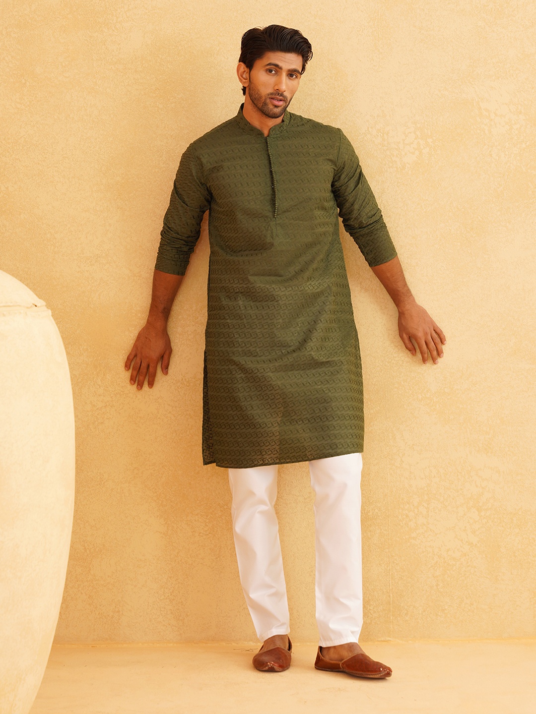 

SOJANYA Men Green Embroidered Kurta with Churidar