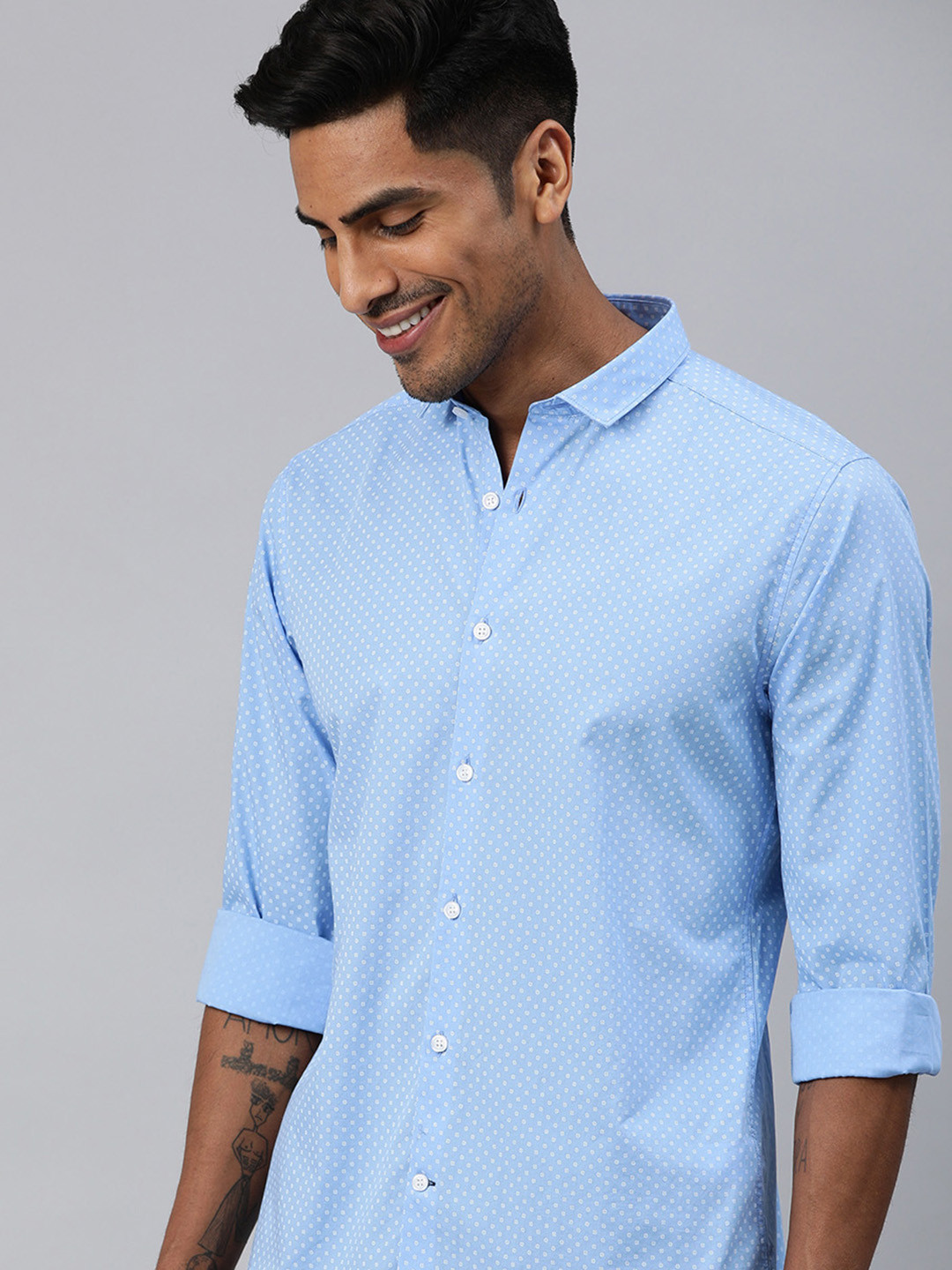 

Mast & Harbour Men Blue & White Slim Fit Micro Ditsy Printed Casual Shirt