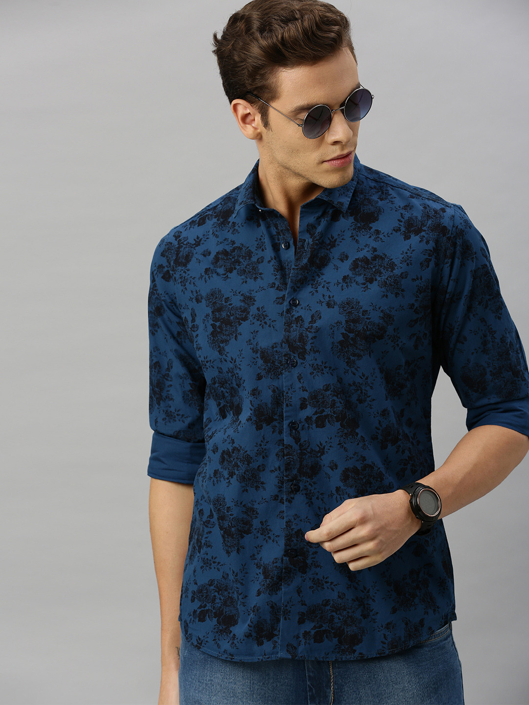 

Mast & Harbour Men Navy Blue and Black Floral Printed Pure Cotton Casual Shirt