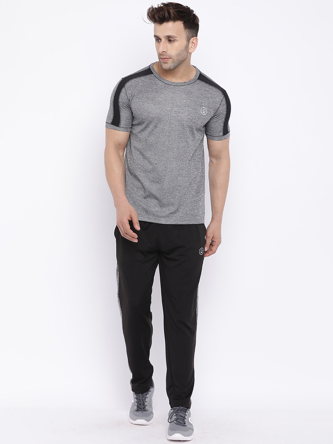 

Chkokko Men Grey Colourblocked Round Neck T-shirt