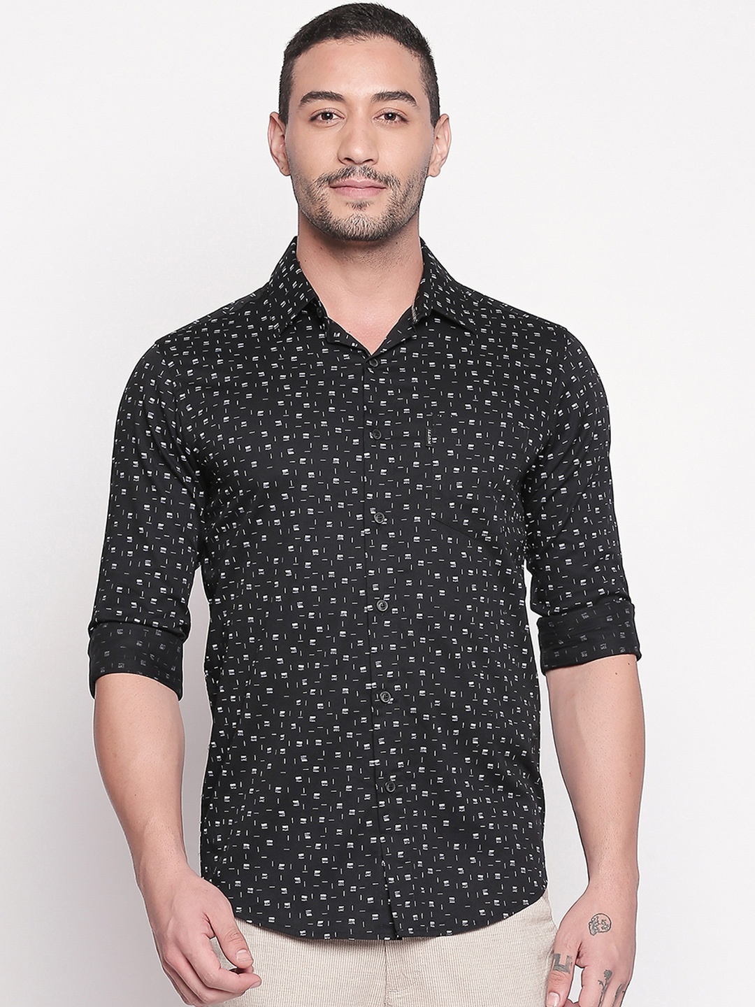 

Mufti Men Black & White Slim Fit Printed Casual Shirt