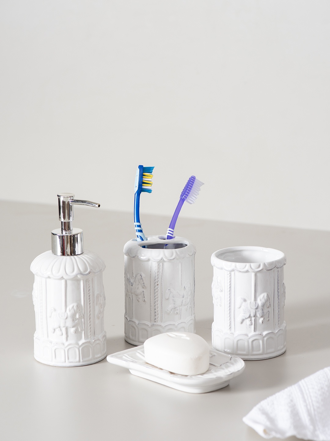 

THEDECORKART Unisex Set of 4 White Carnival Bathroom Accessories