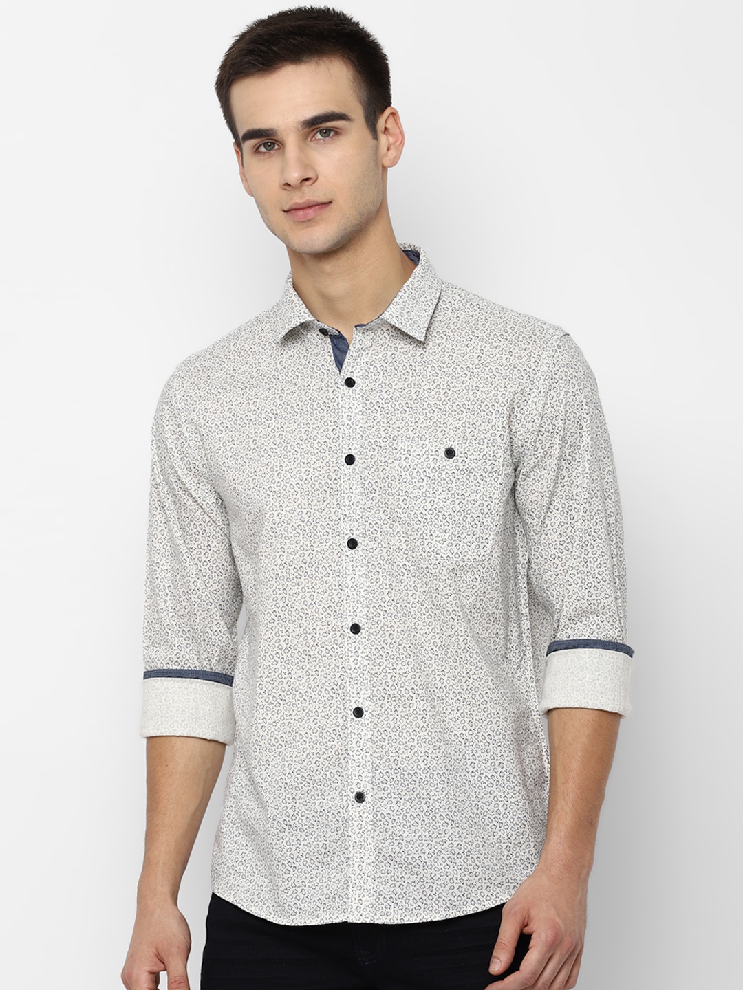 

People Men Off-White & Navy Blue Regular Fit Printed Casual Shirt