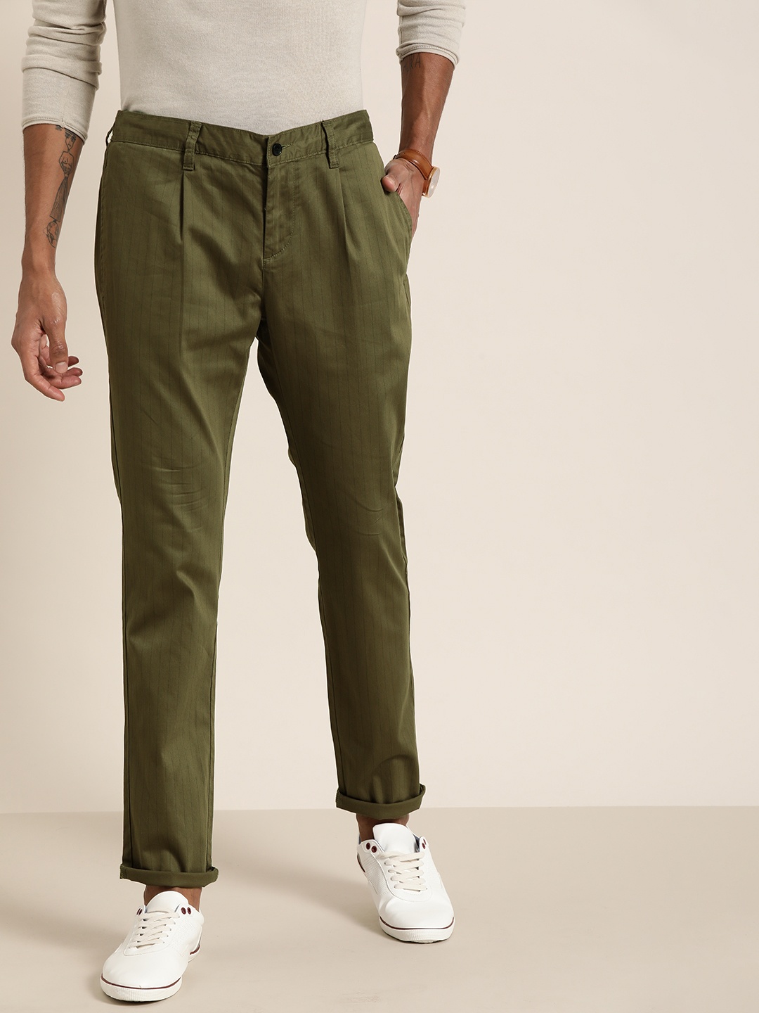 

INVICTUS Men Olive Green Slim Fit Self-Striped Chinos