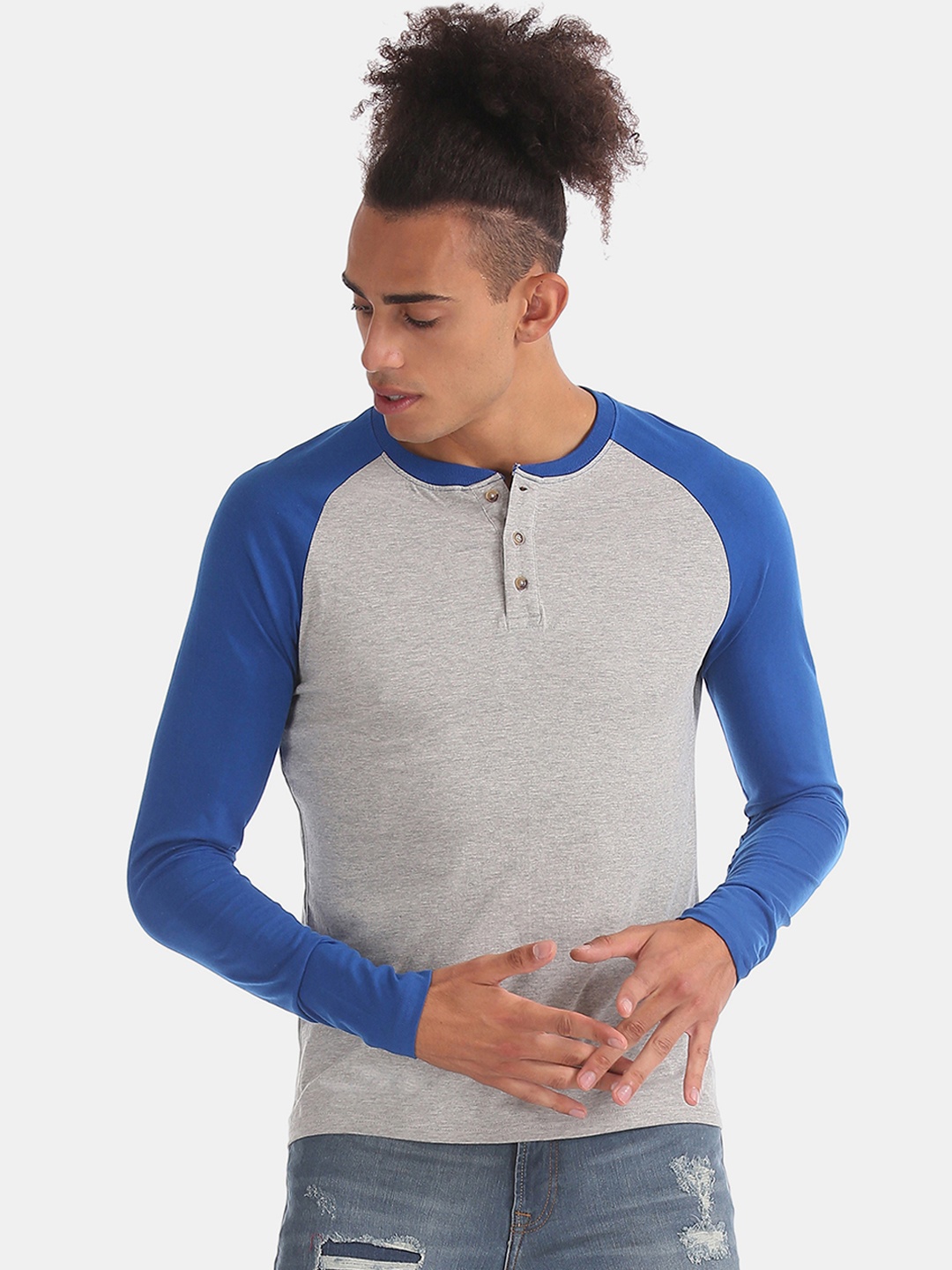 

Aeropostale Men Grey Solid Henley Neck T-shirt