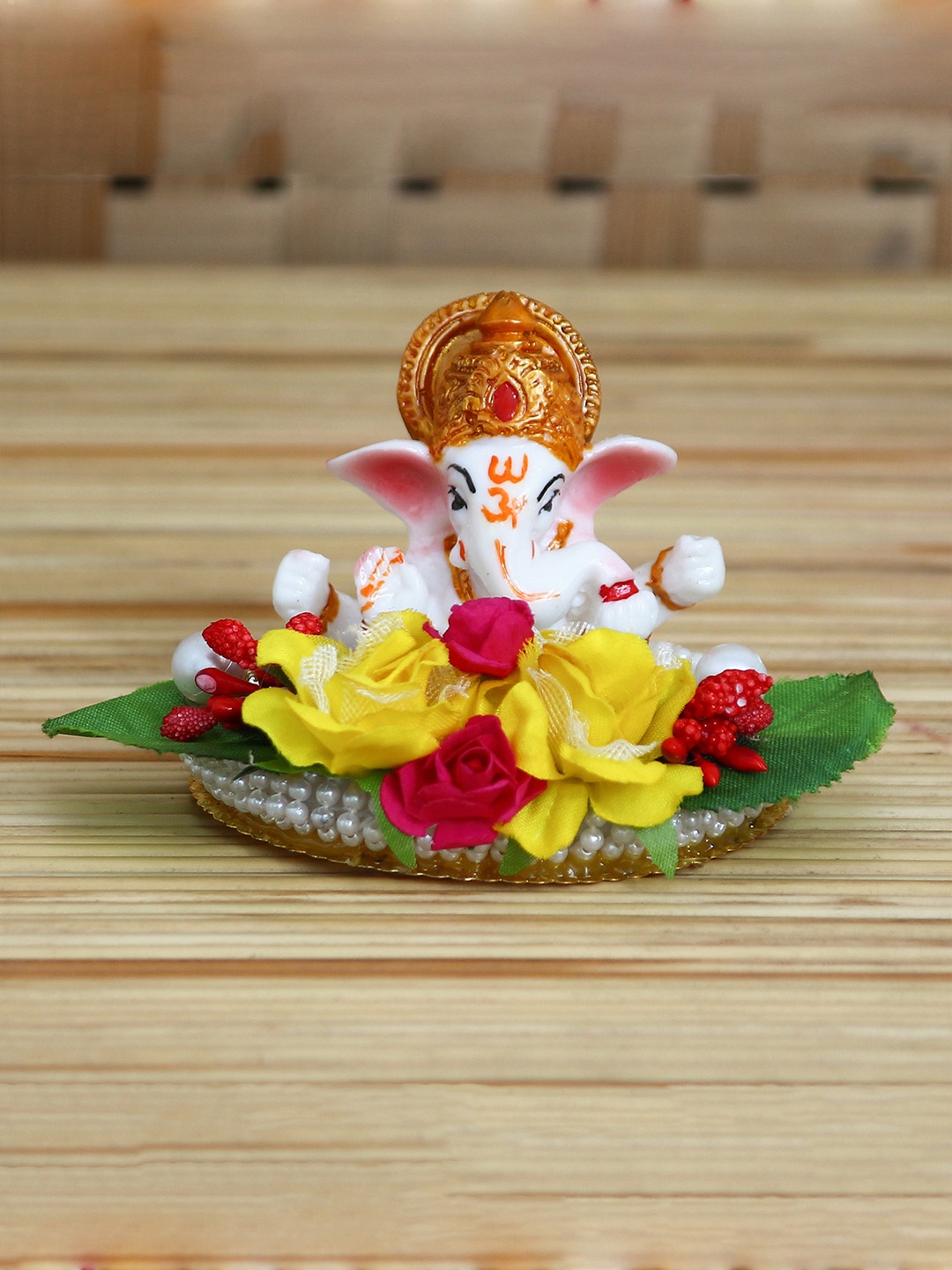 

eCraftIndia White & Gold-Toned Handcrafted Lord Ganesha Idol on Decorated Plate