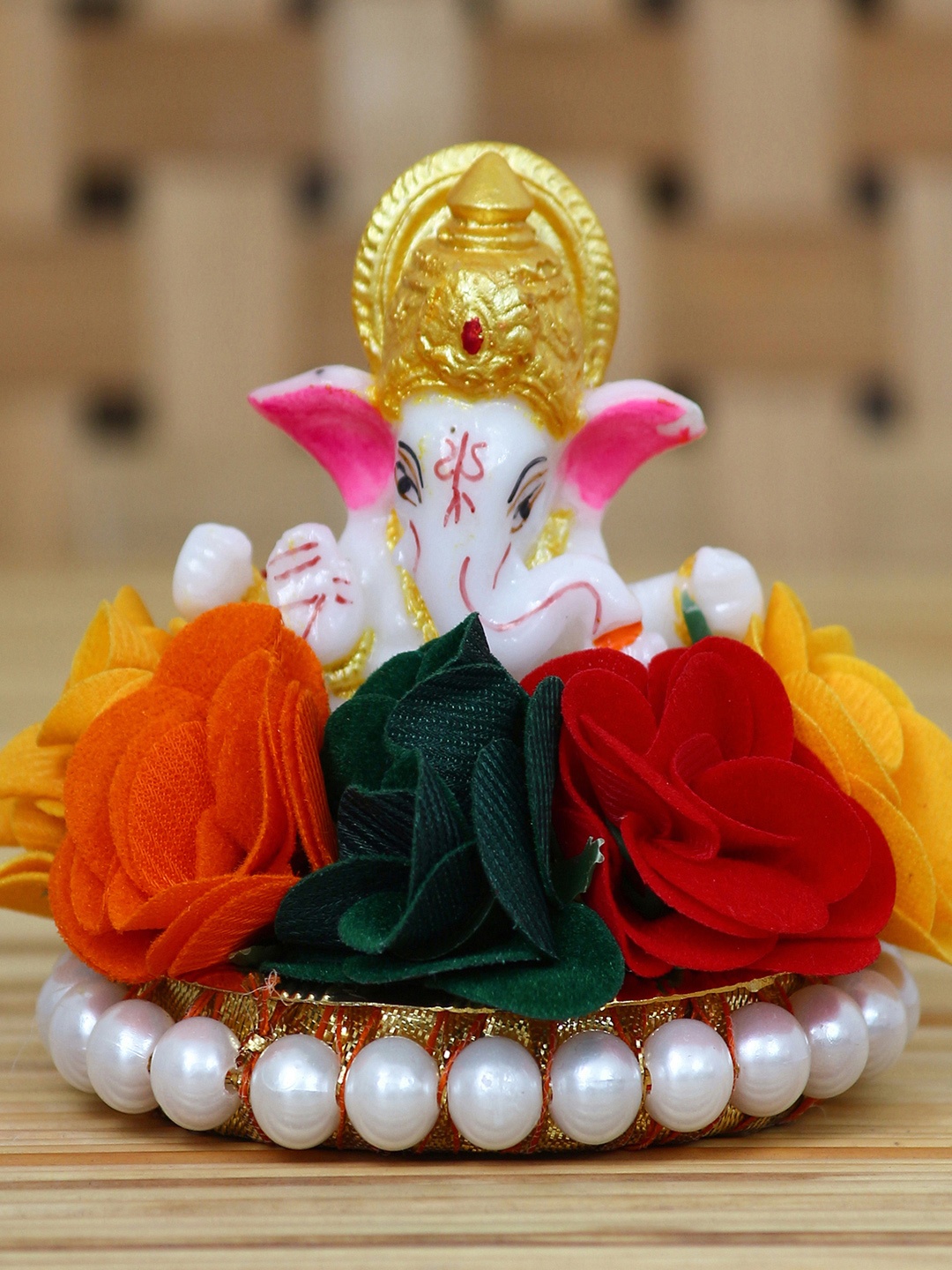 

eCraftIndia White & Gold-Toned Handcrafted Lord Ganesha Idol on Decorated Plate