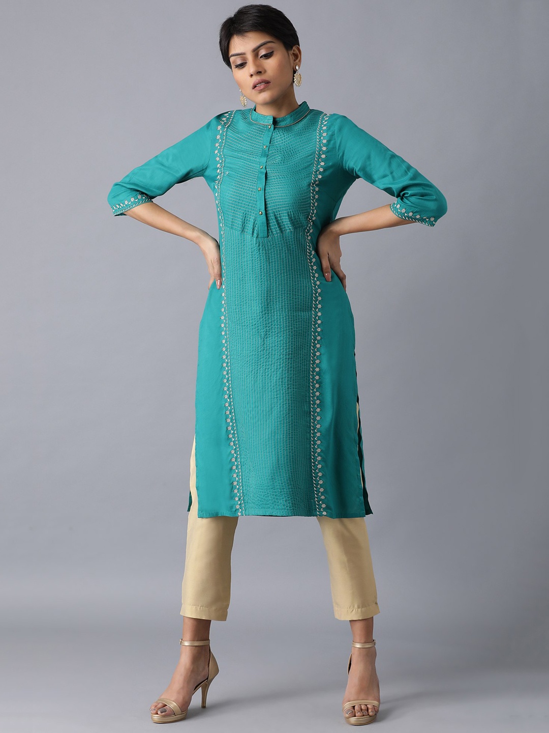 

WISHFUL Women Green Embroidered Straight Kurta