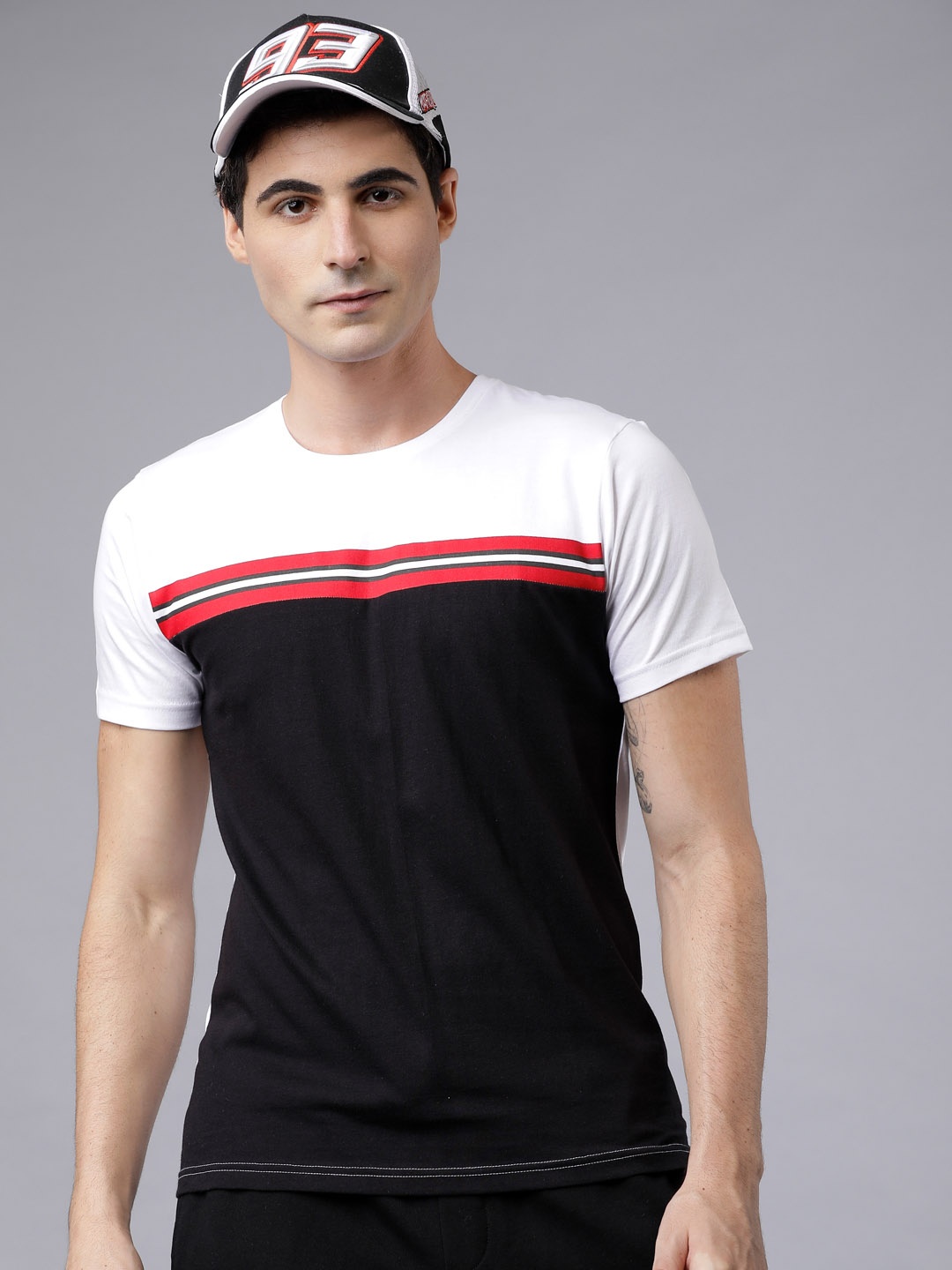 

LOCOMOTIVE Men Black & White Colourblocked Round Neck T-shirt