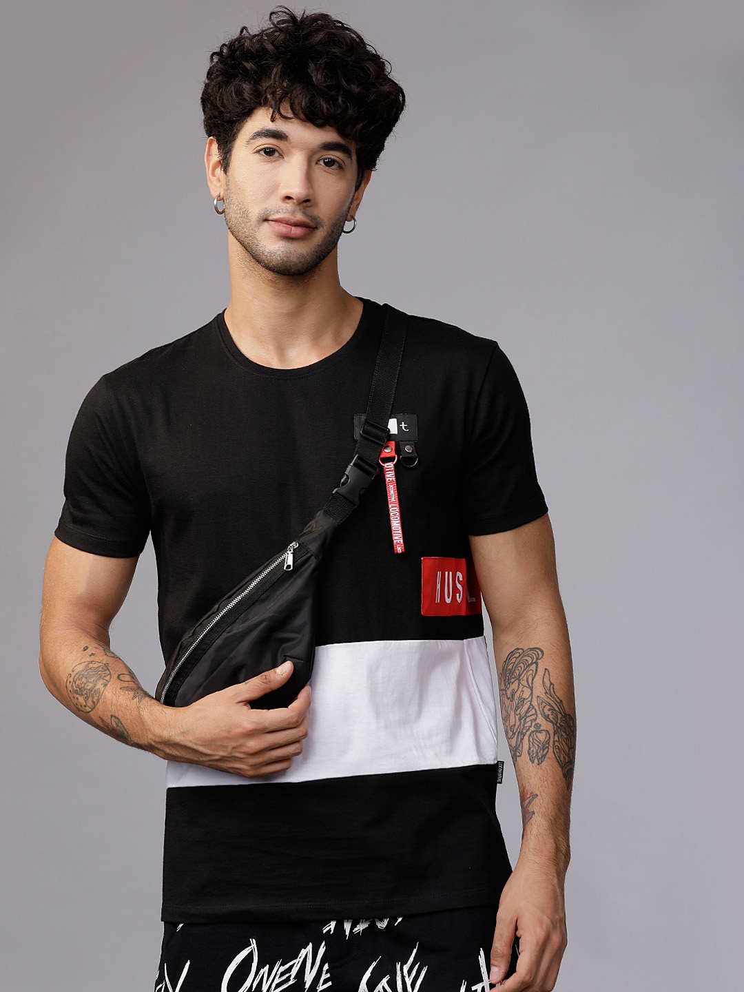 

LOCOMOTIVE Men Black & White Colourblocked Round Neck T-shirt
